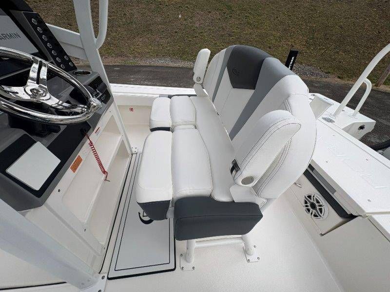 2026 Robalo 246 Cayman - 81