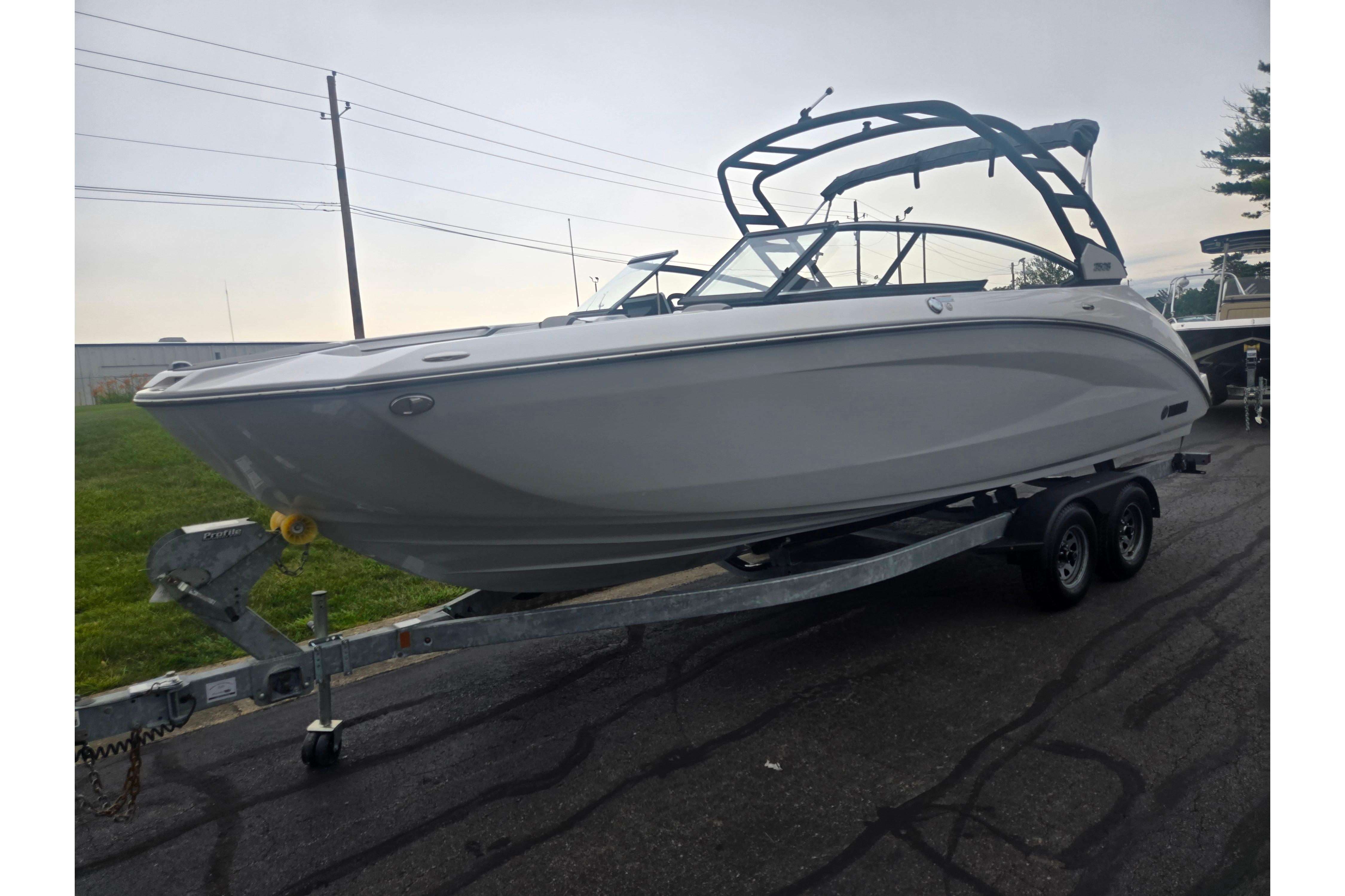 2023 Yamaha Boats 252S on trailer, sleek design, parked outdoors.