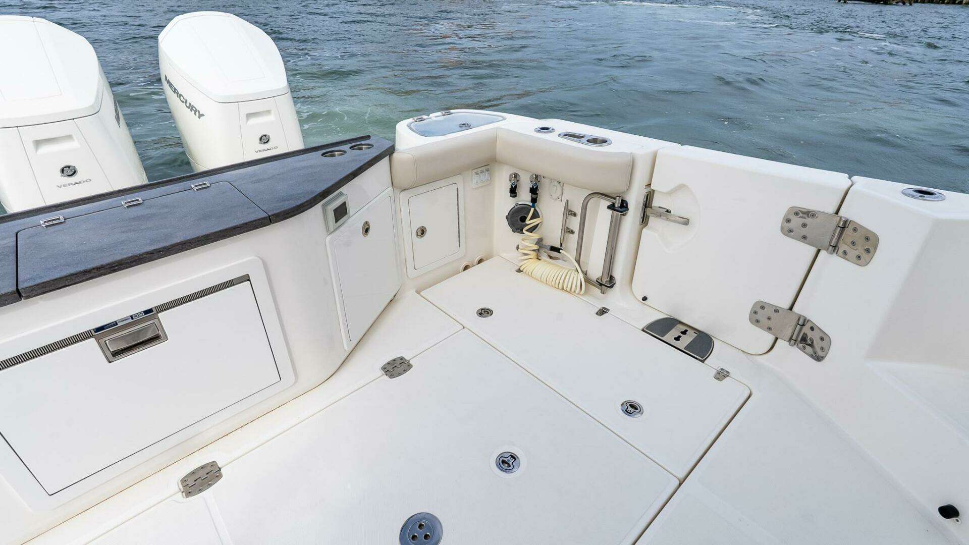 2024 Boston Whaler 405 Conquest - Image 16