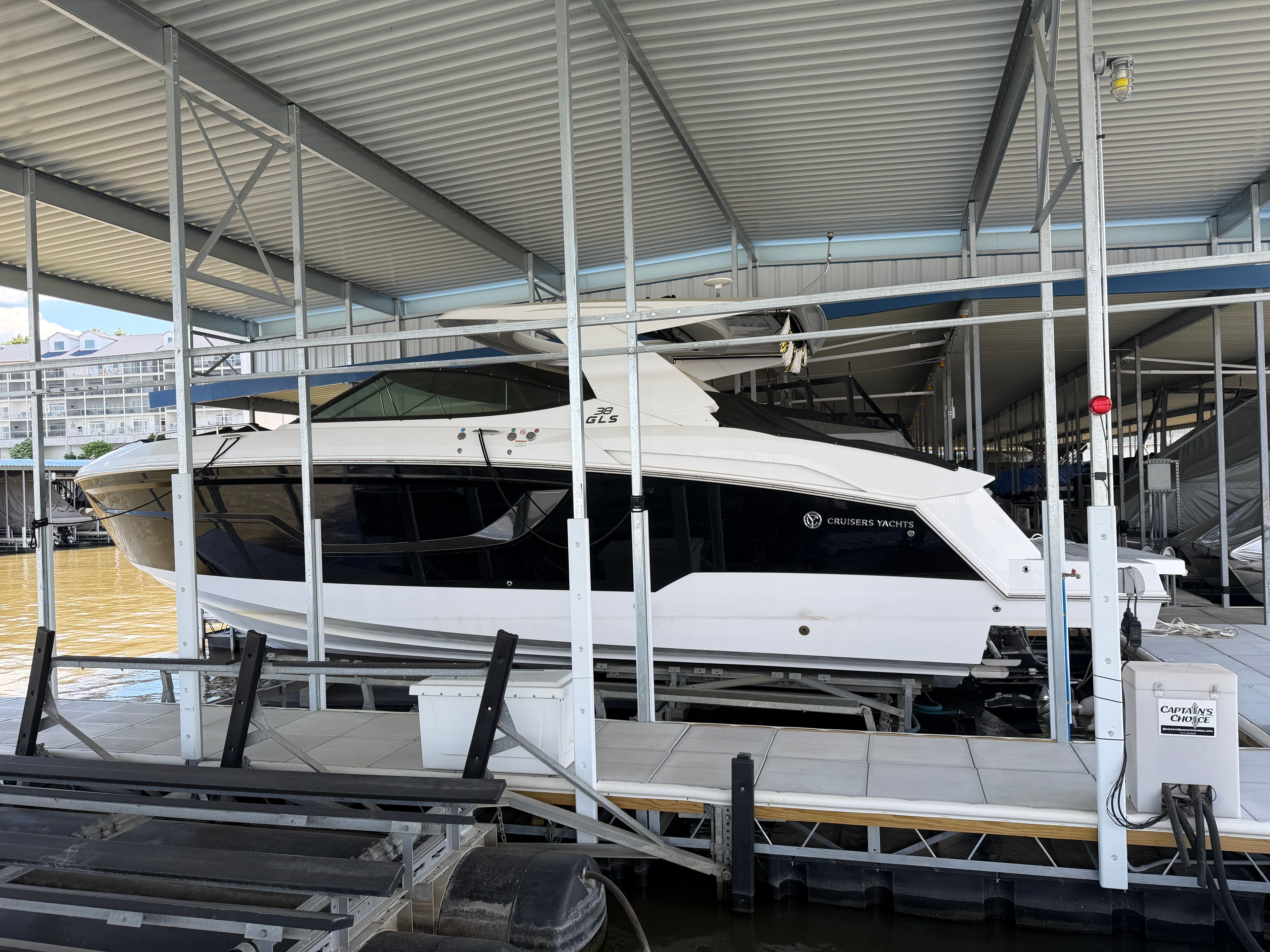 2023 Cruisers Yachts 38 GLS