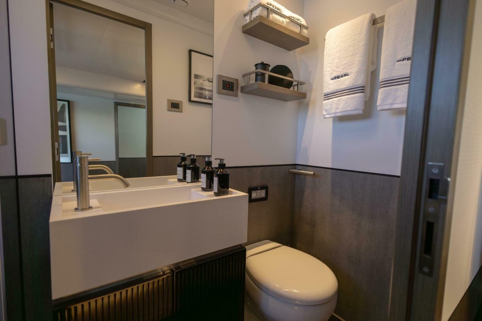 2023 Pearl 72 - Image 29