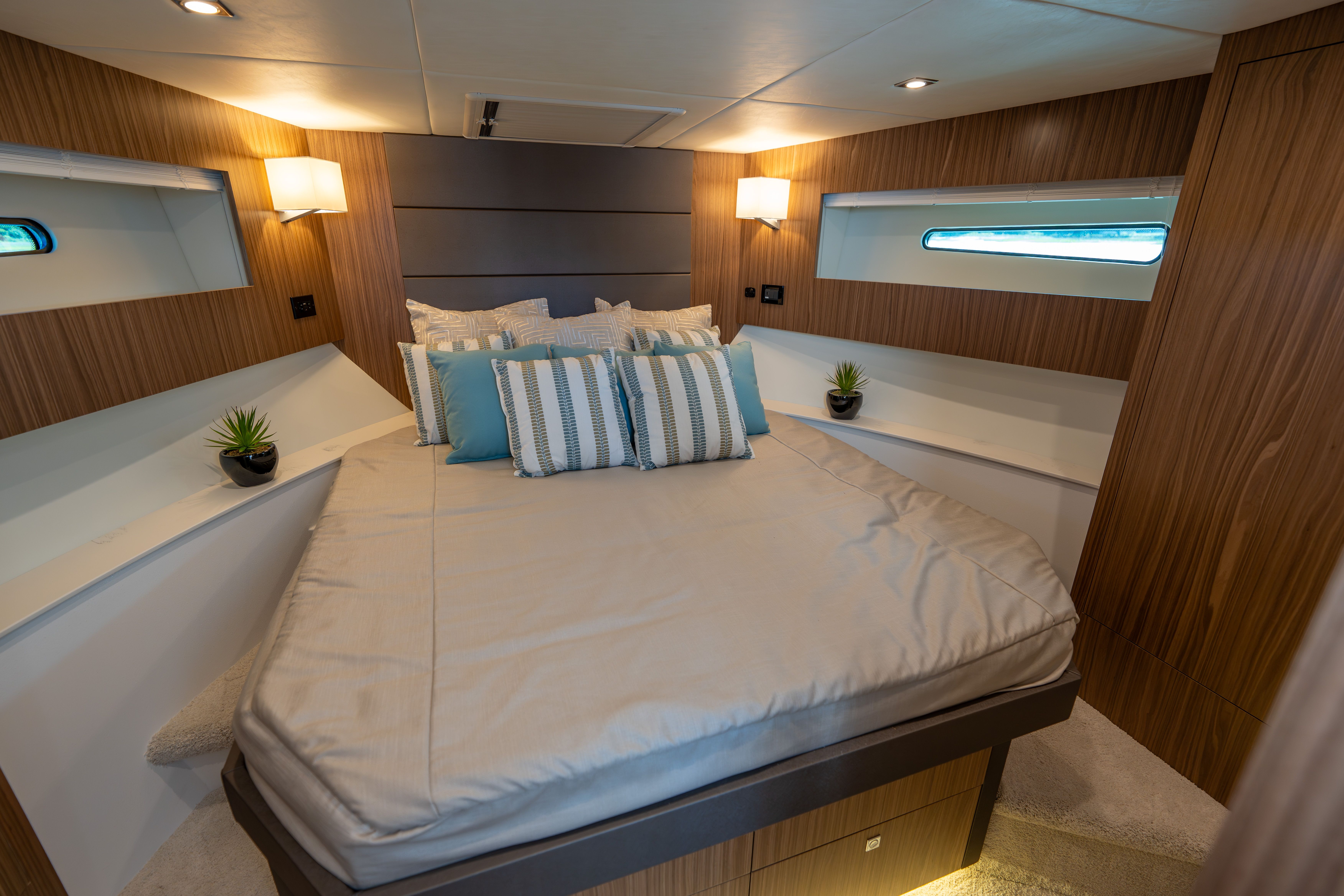 2026 Cruisers Yachts 42 Cantius - 9