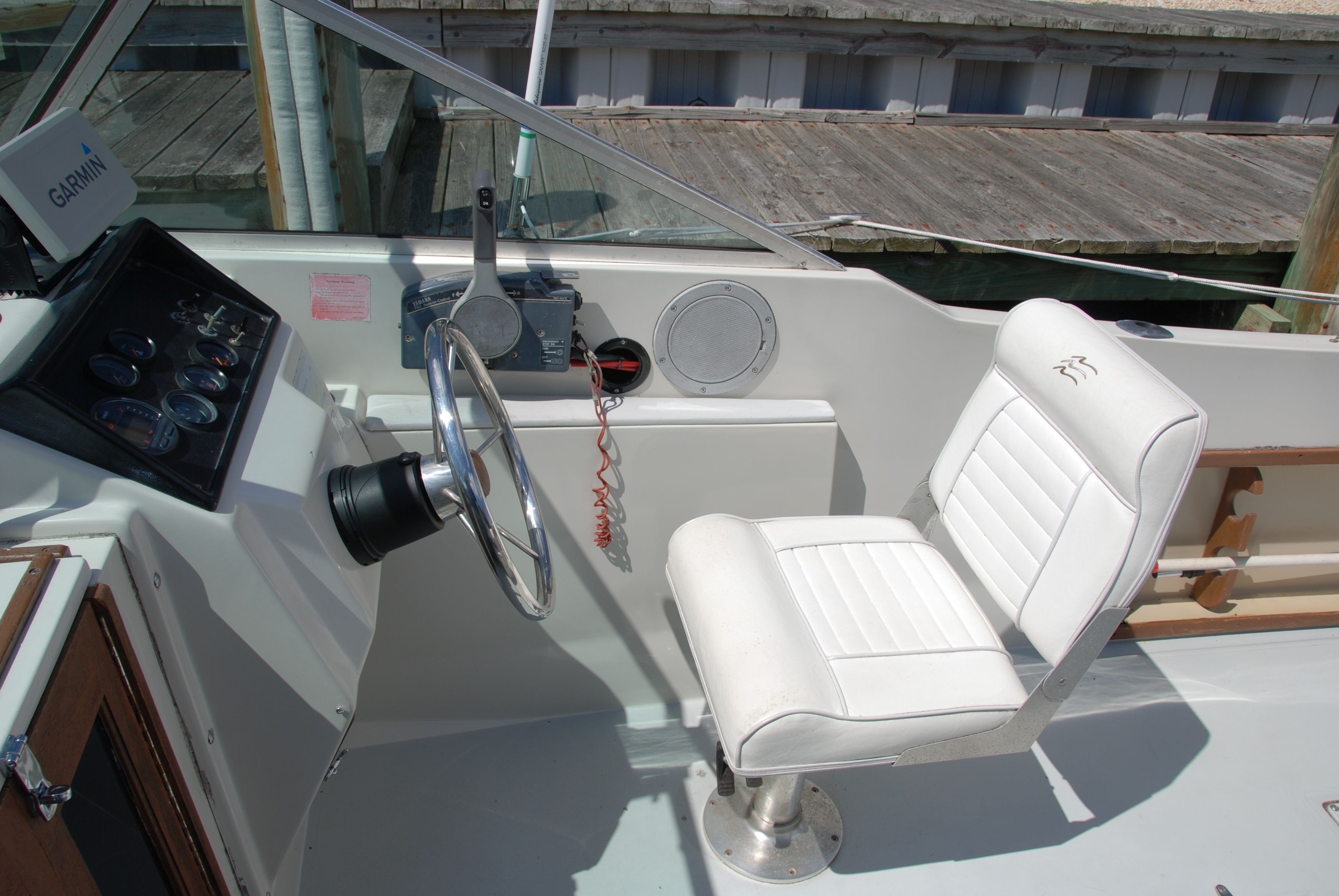 The image shows the cockpit of a 1987 Wellcraft V-20 Steplift with a white captain's chair.
