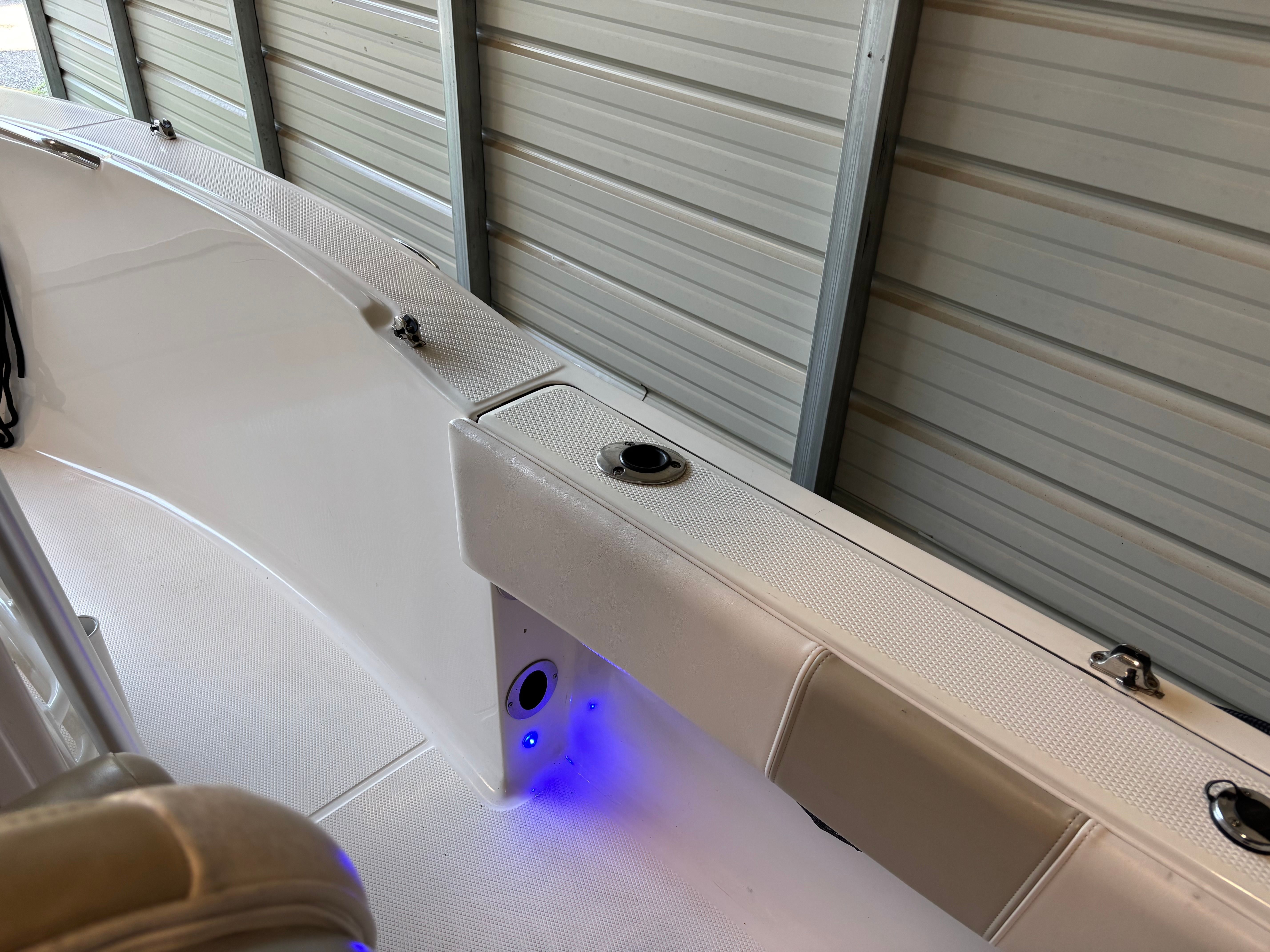 2017 Robalo R180 Center Console - 8