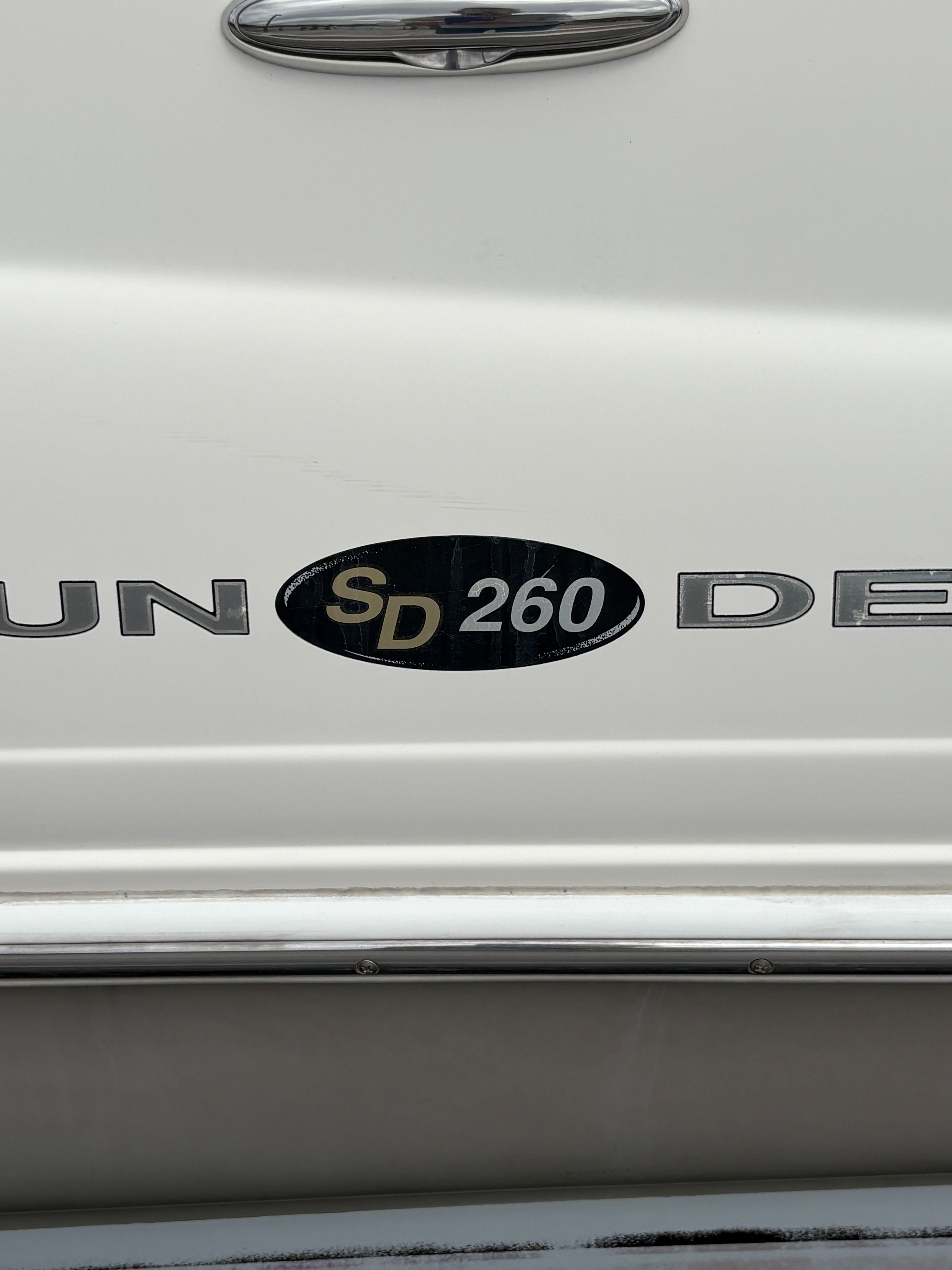 Hurricane SUN DECK 260 boat, 2009 model, side view.