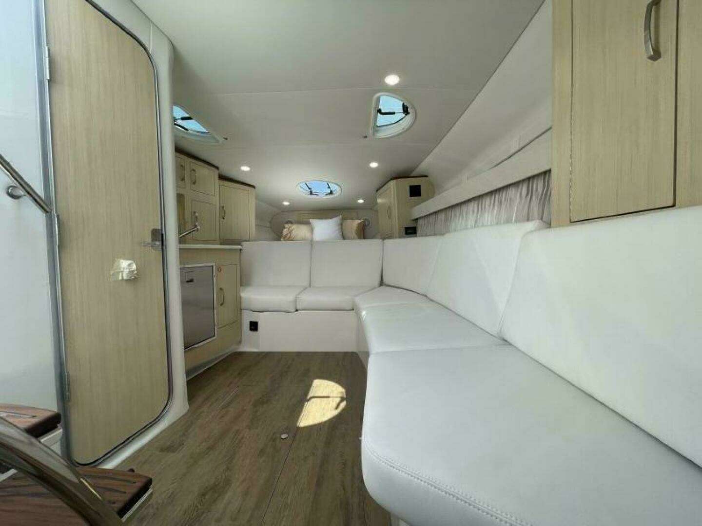 2026 Regal 33 XO - Image 14