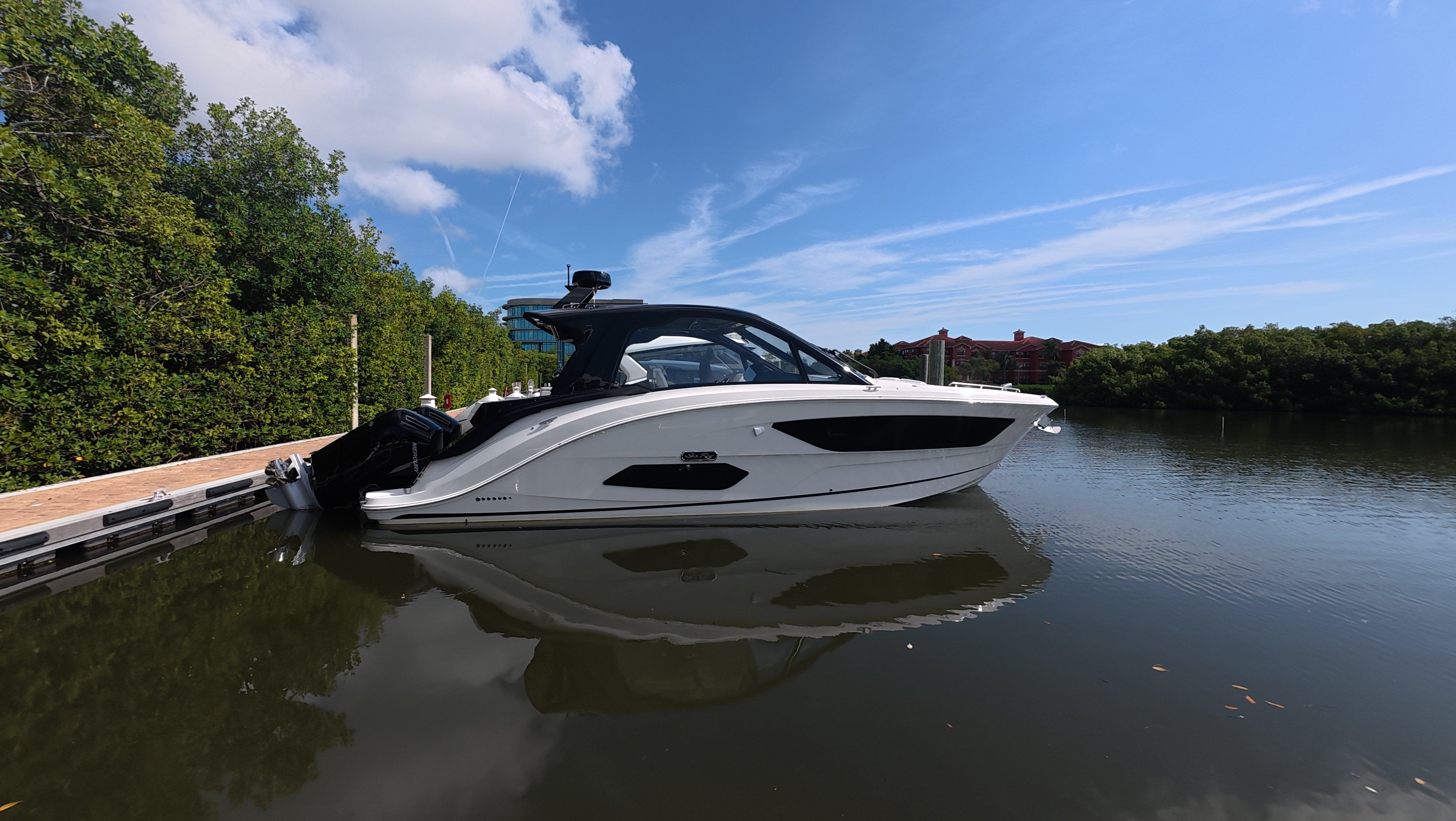 2026 Sea Ray Sundancer 370 Outboard