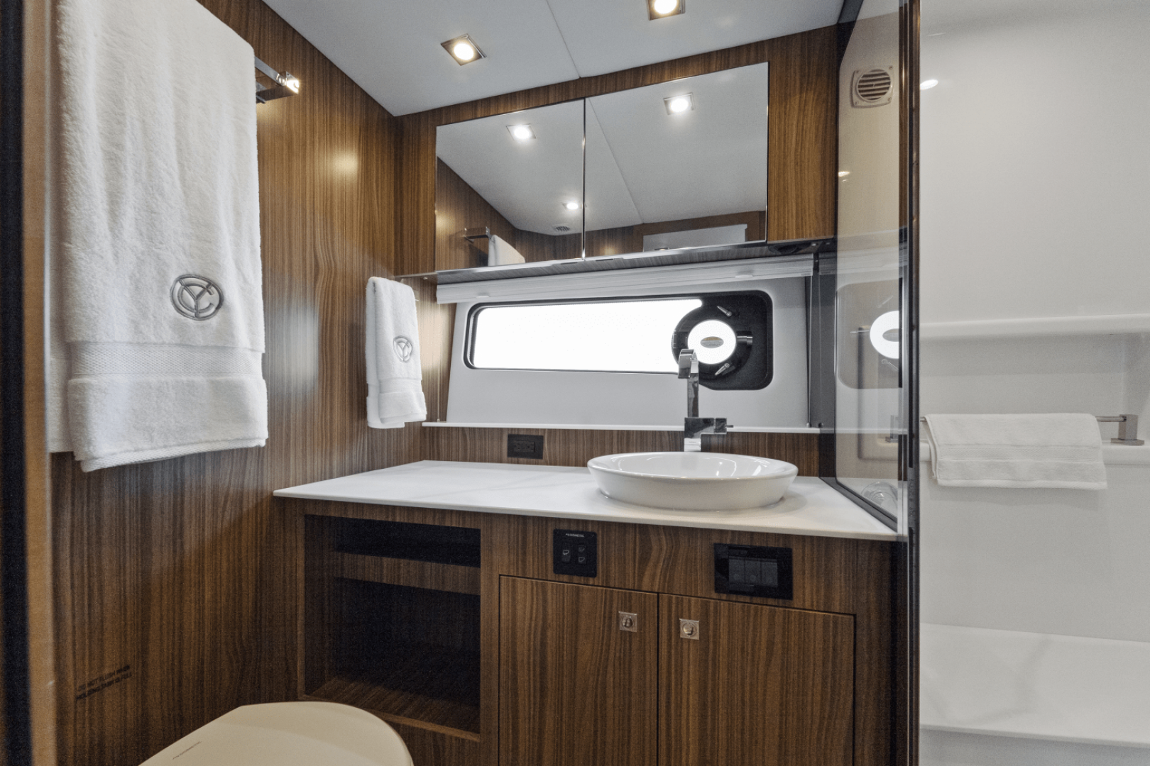 2026 Cruisers Yachts 50GLS OB - Image 34