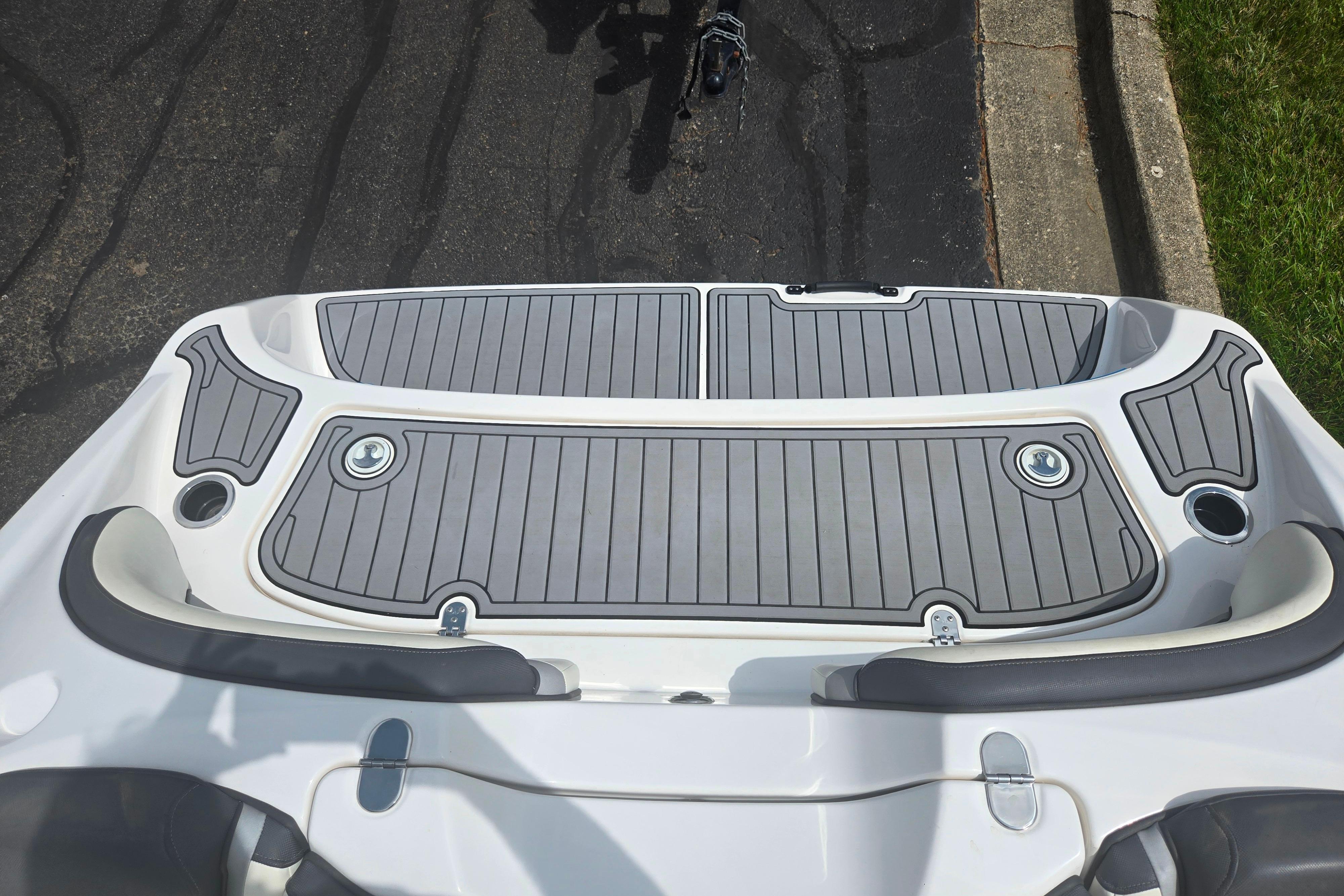 2016 Yamaha Boats AR192 swim platform with gray decking and cup holders.