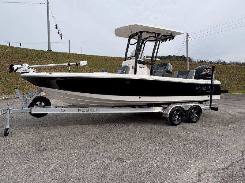 2025 Robalo 226 Cayman - 12