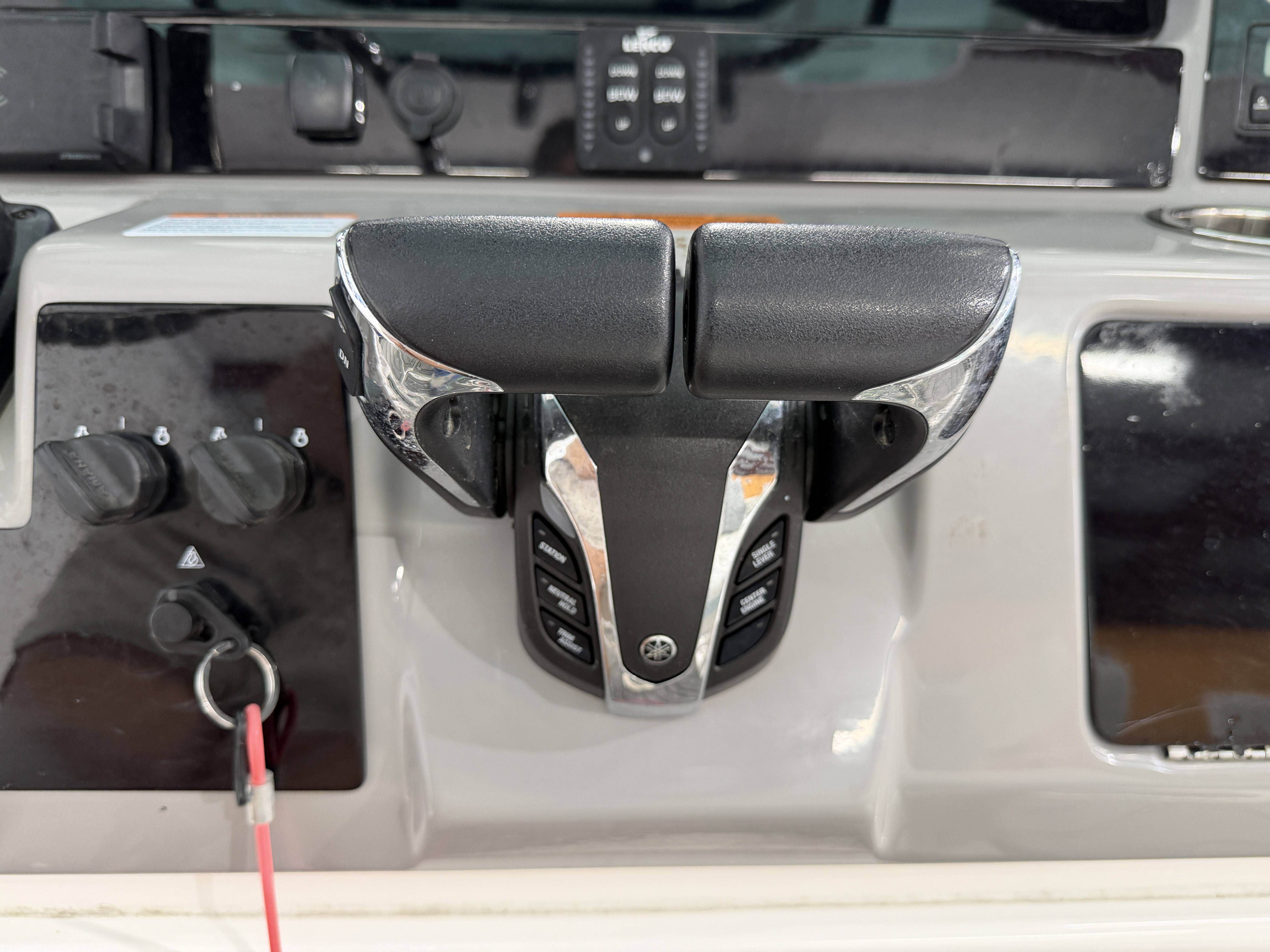 2023 Robalo R250 Center Console - 26