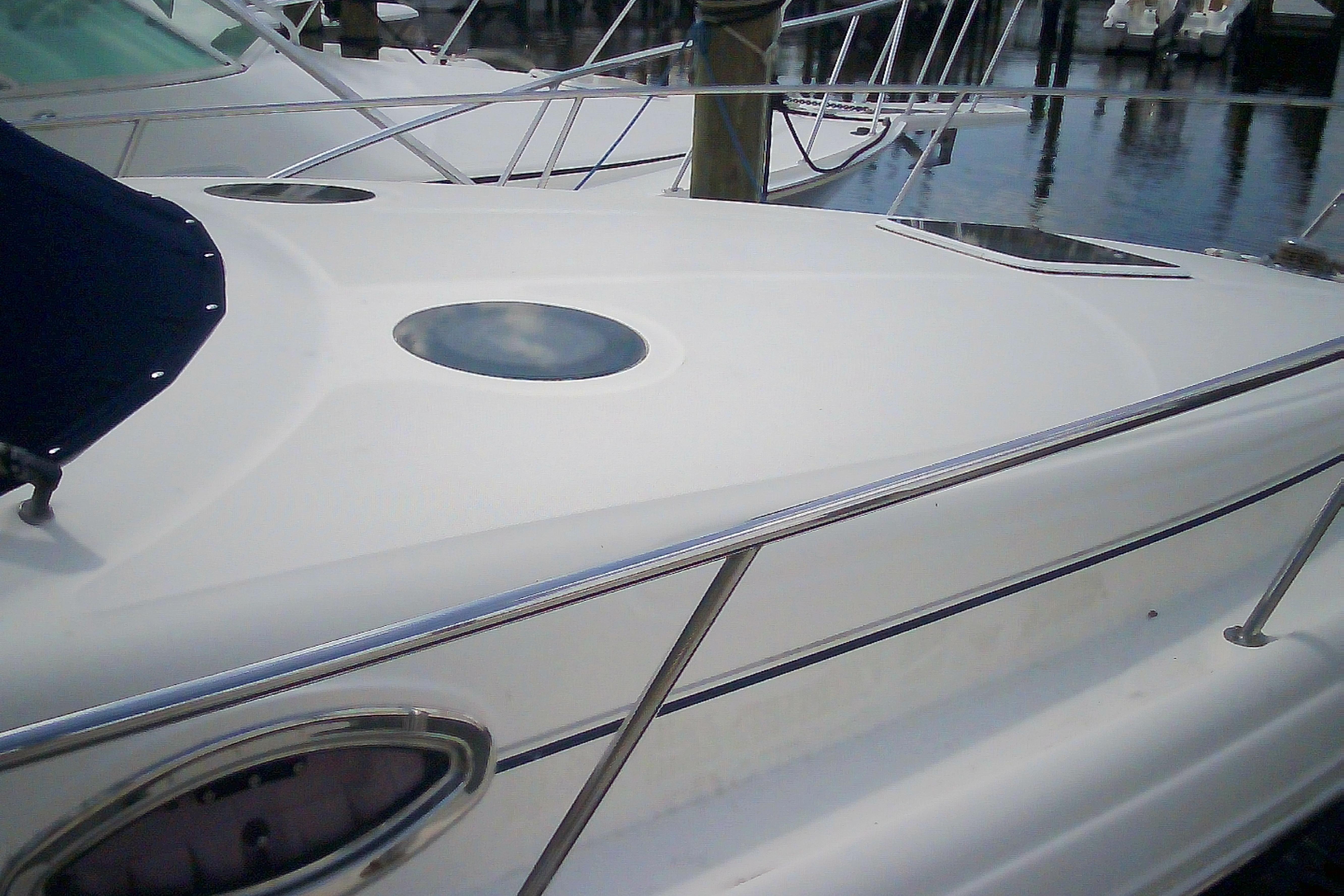 2005 Sea Ray 300 Sundancer yacht deck with sleek design and porthole.