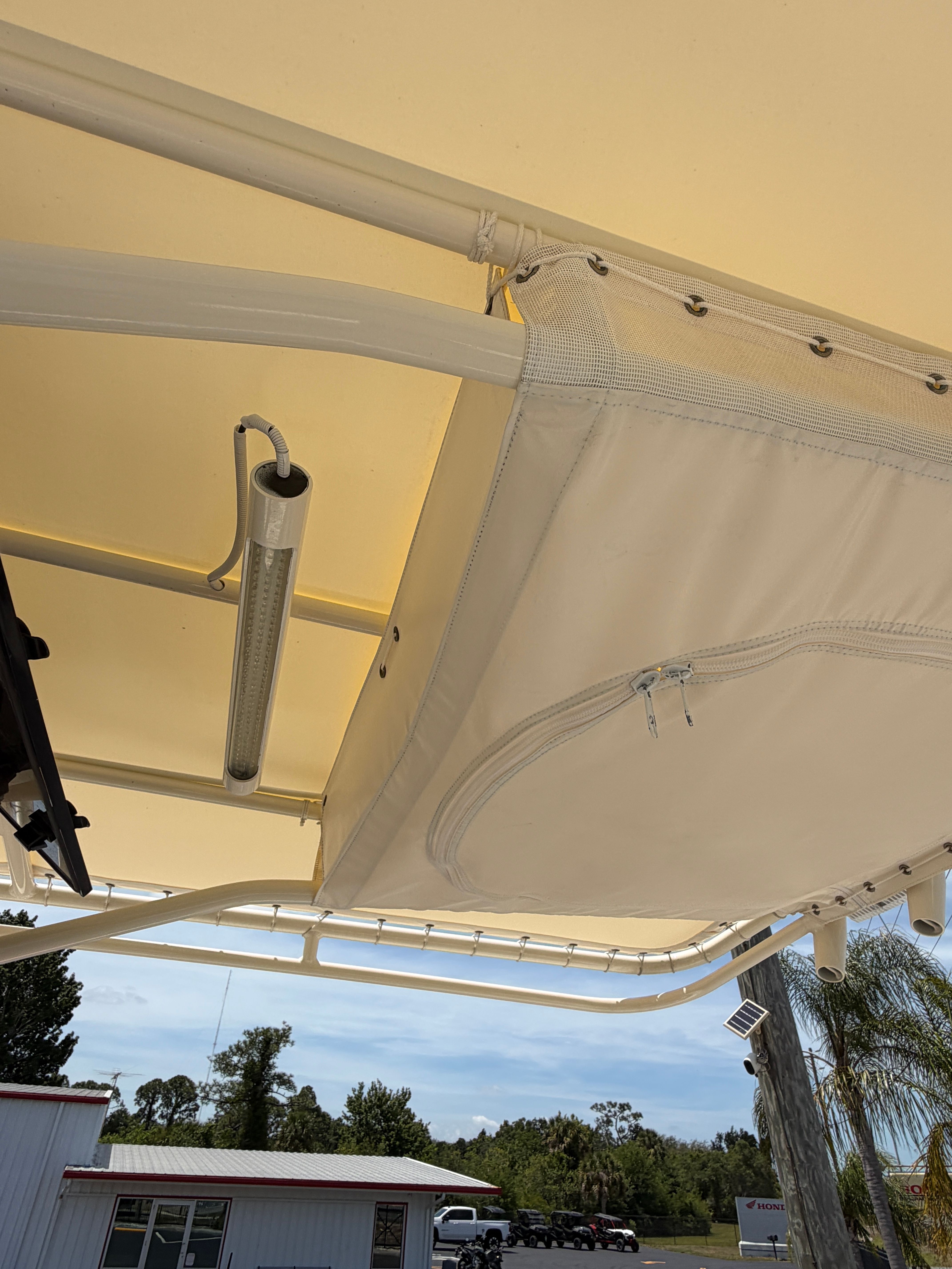 McKee Craft 24 FREEDOM 2004 boat canopy with light.