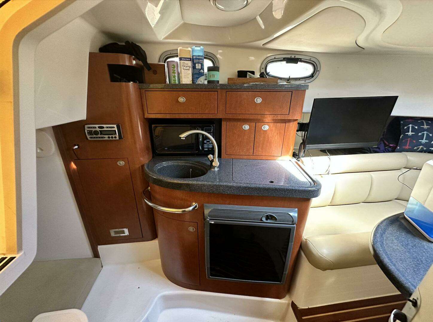 2005 Boston Whaler 305 Conquest - Image 8
