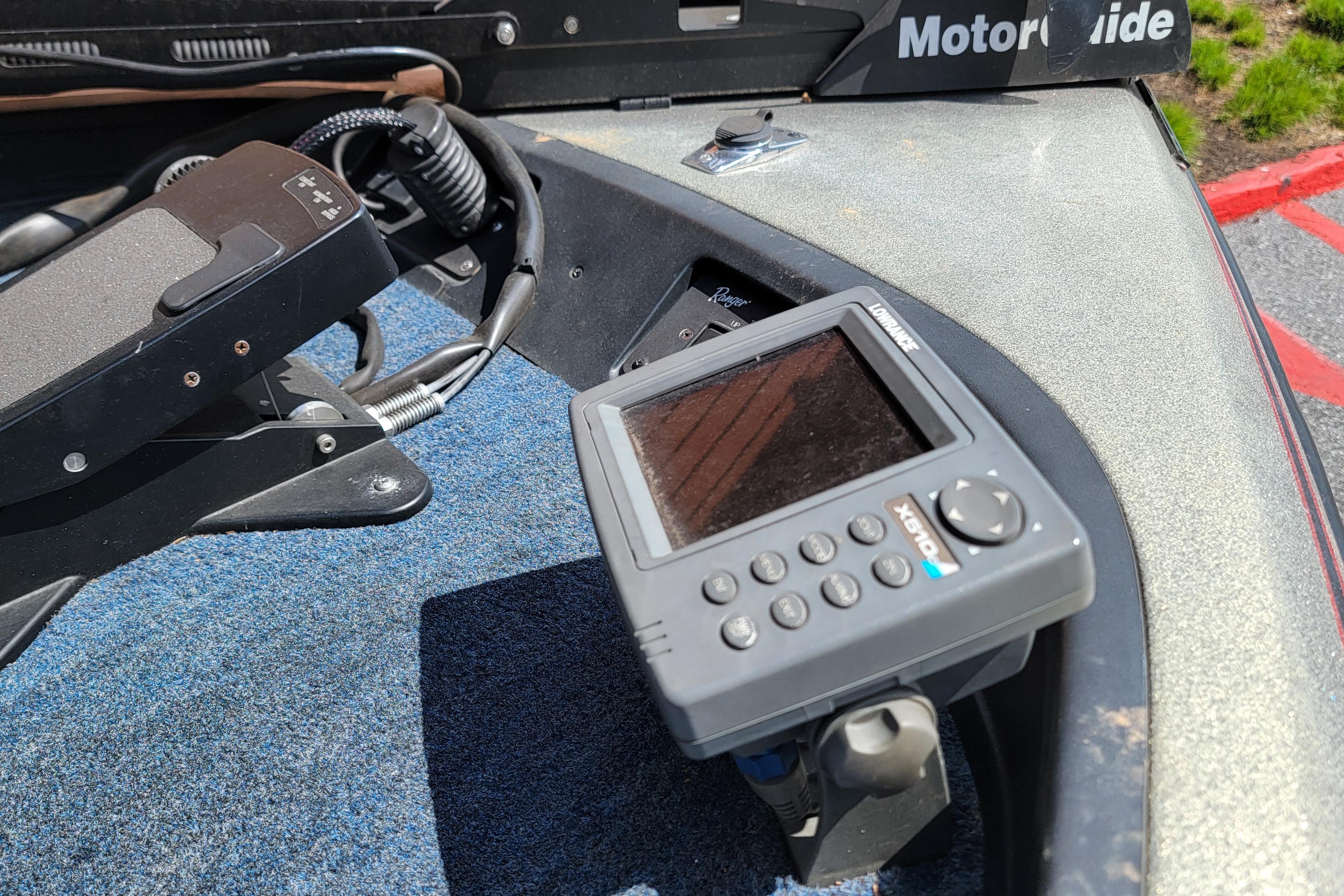 1995 Ranger boat dashboard with Lowrance X51 sonar and MotorGuide trolling motor.