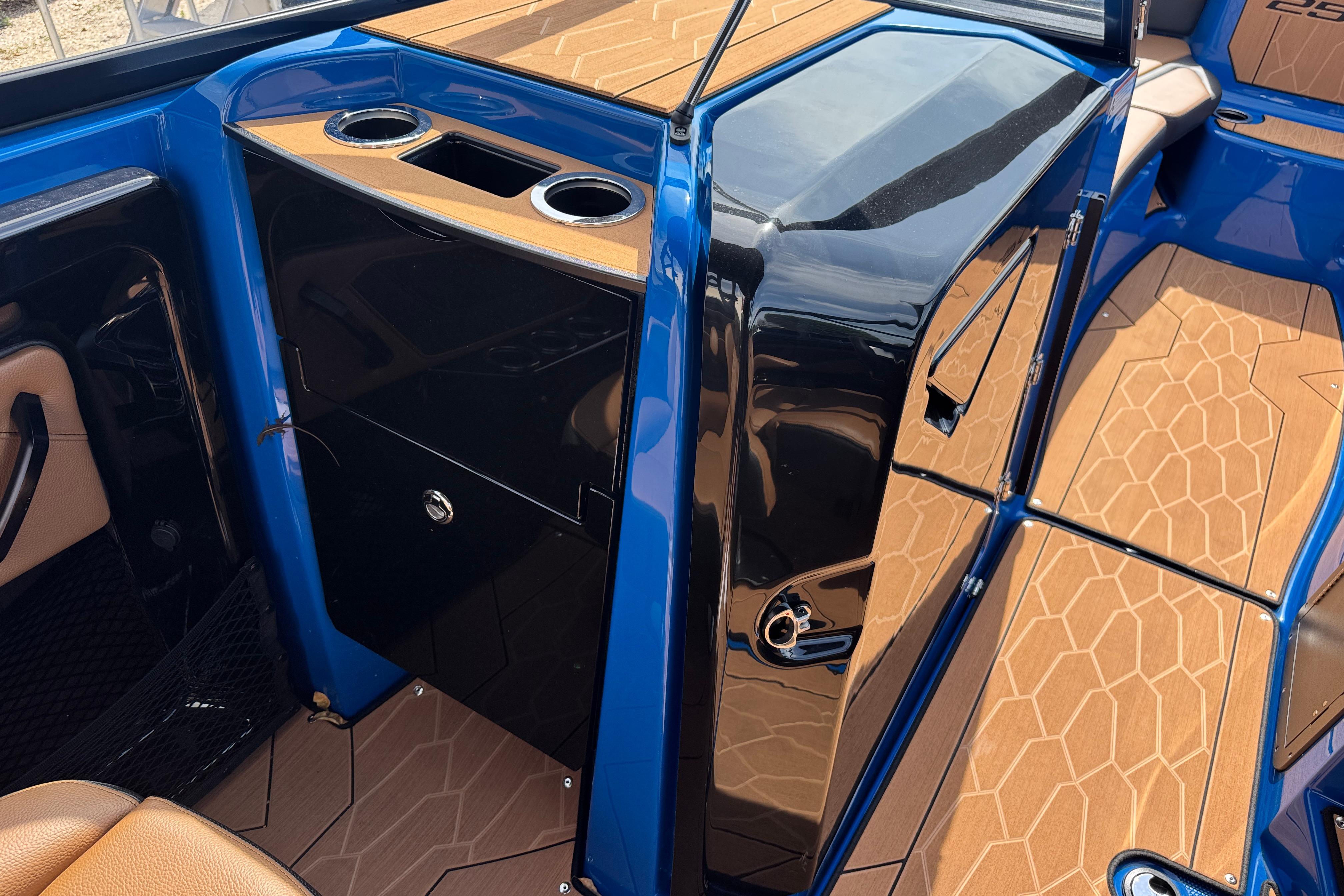 2026 Yamaha Boats 255XD interior with sleek design and cup holders.