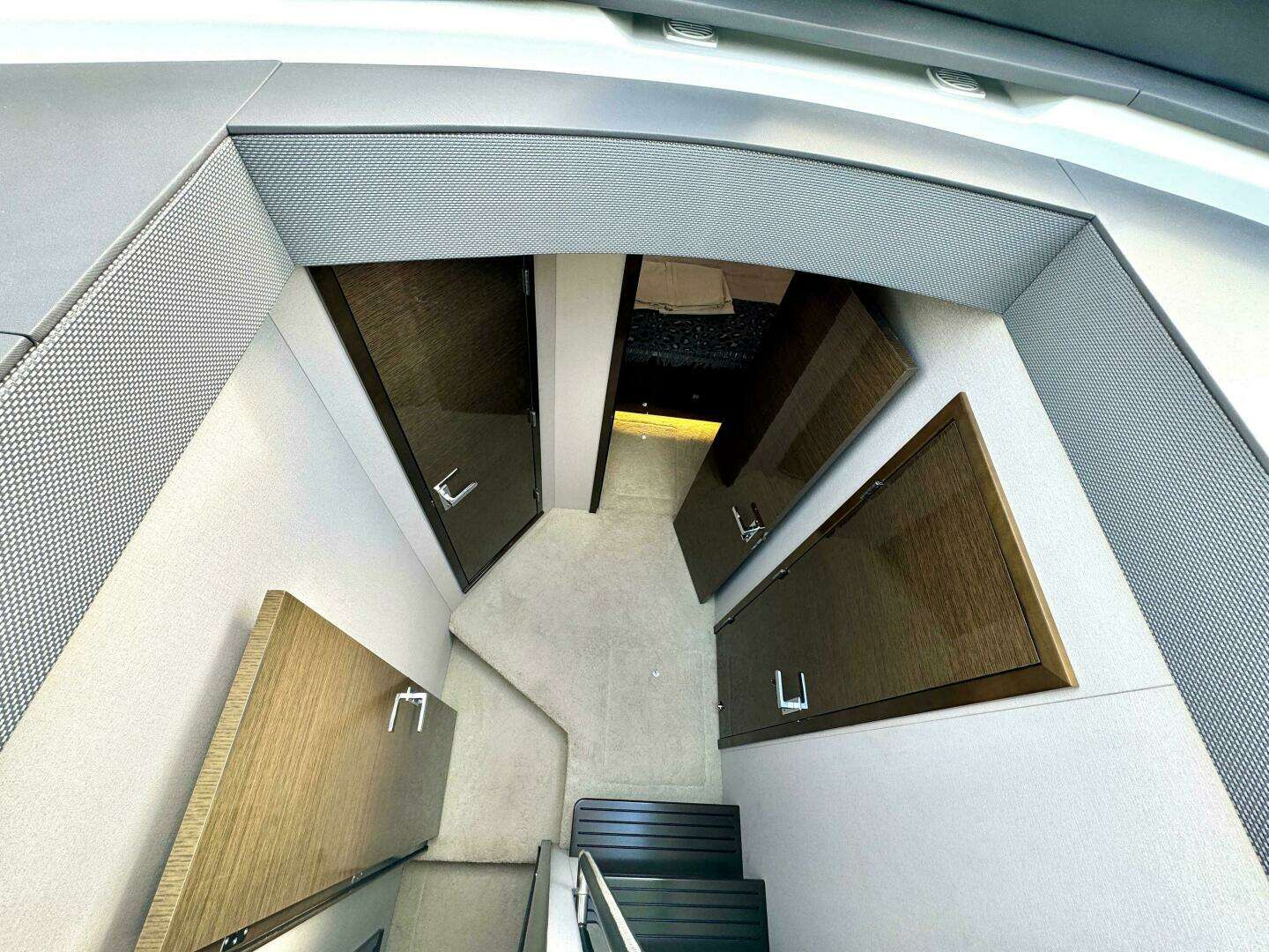 2020 Cruisers Yachts 50 Cantius - Image 21