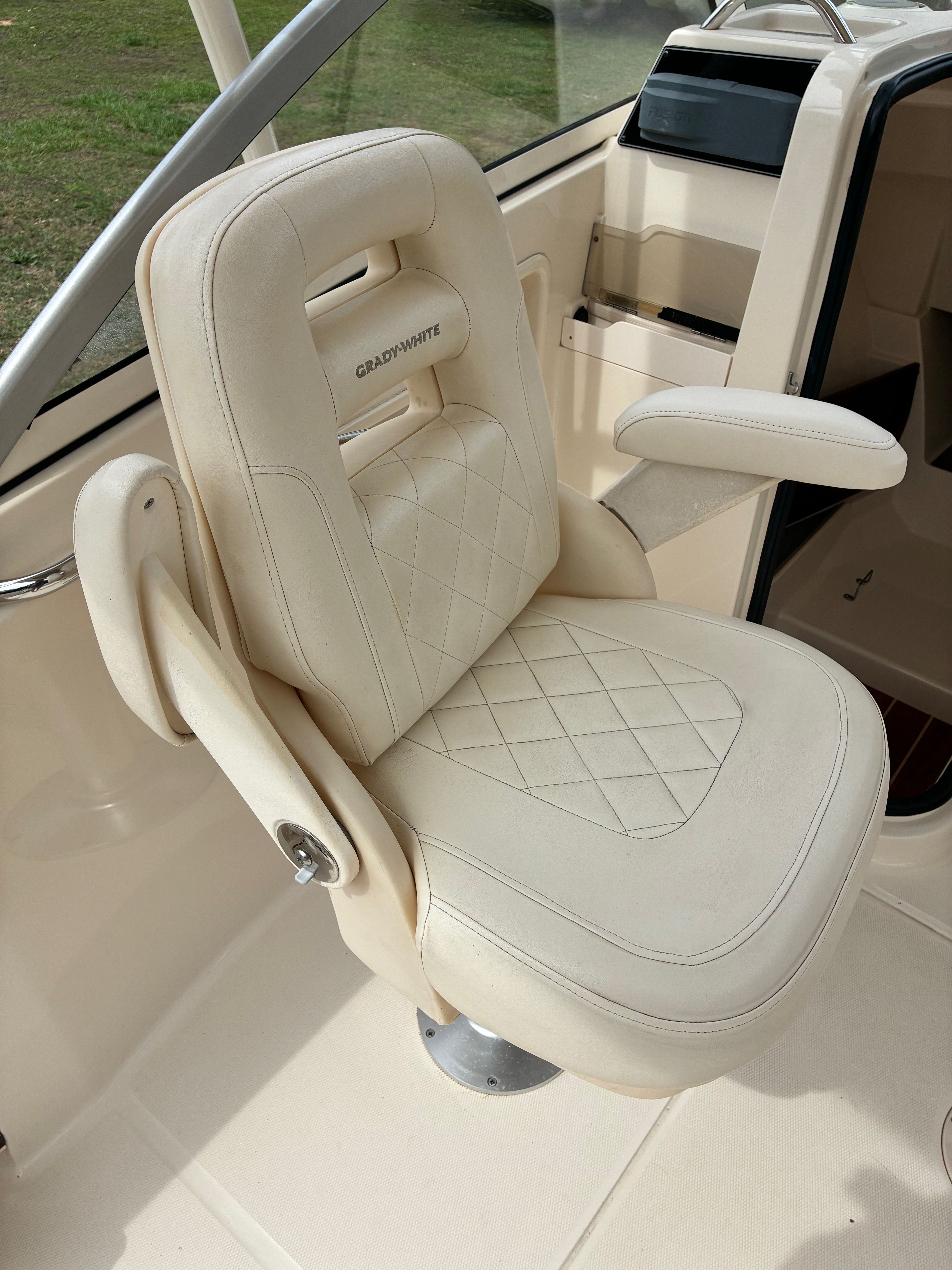 Grady-White Freedom 235 boat seat, cream leather, 2018 model.