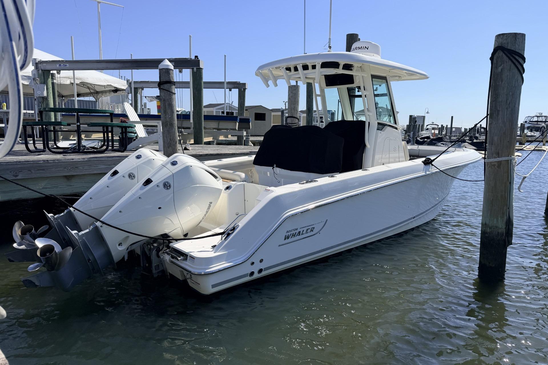 2022 Boston Whaler 250 Outrage