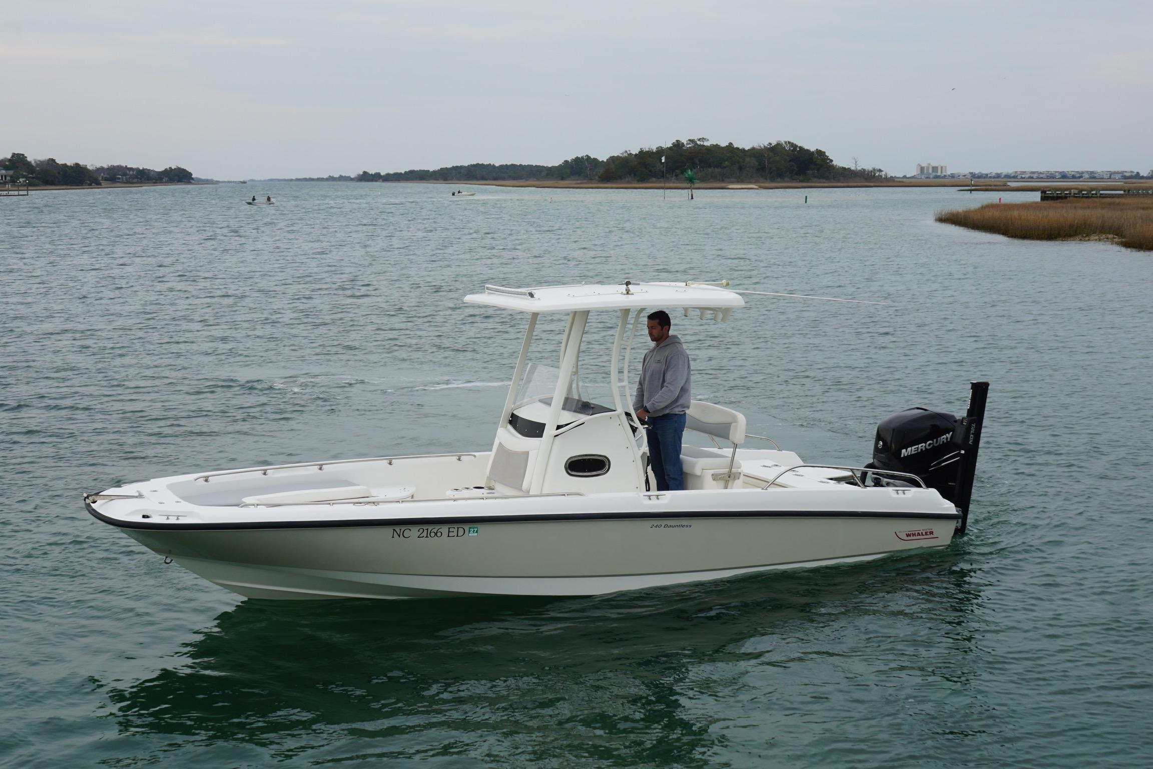 2016 Boston Whaler 240 Dauntless