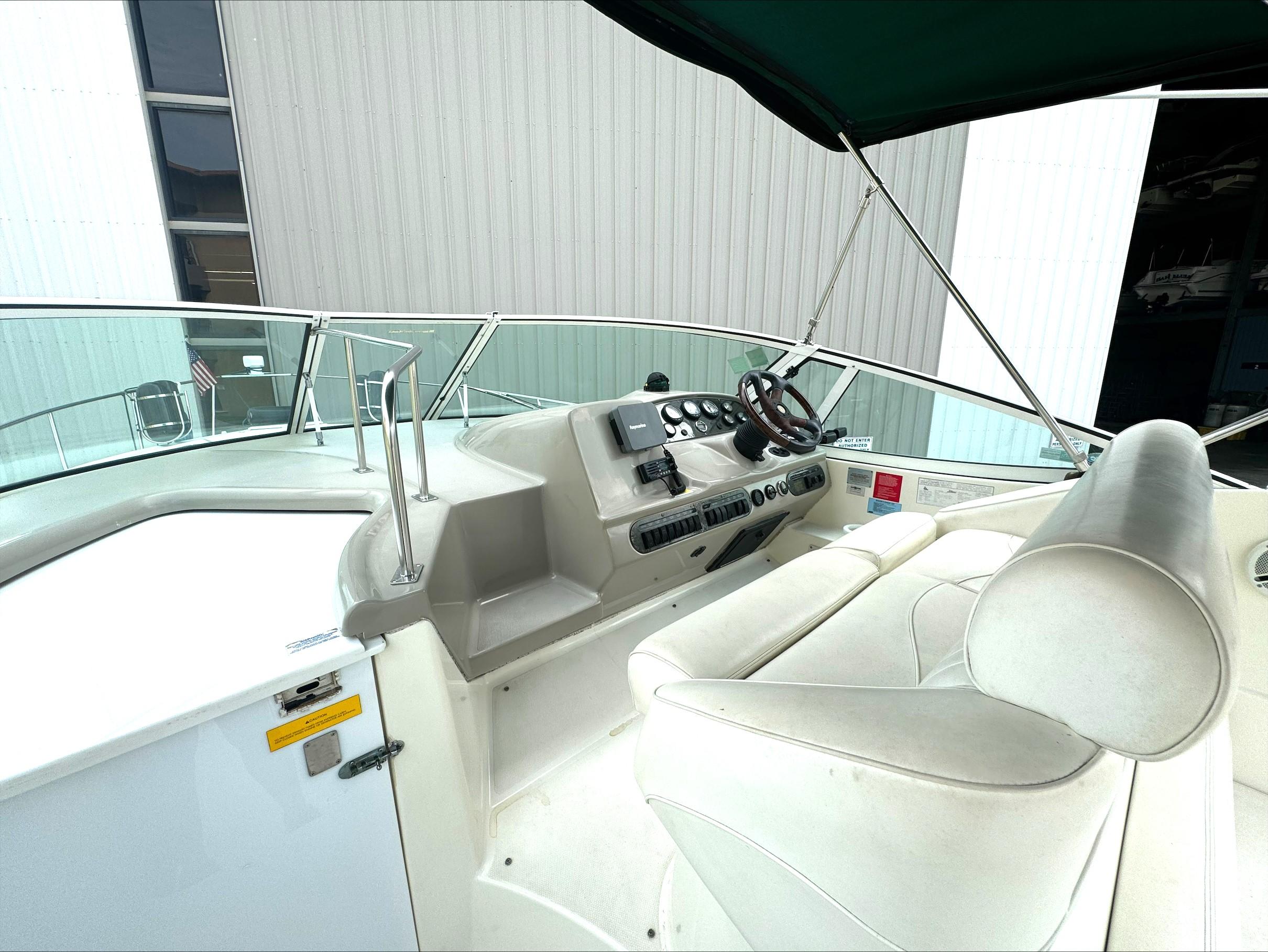 2004 Cruisers Yachts 320 Express - 18