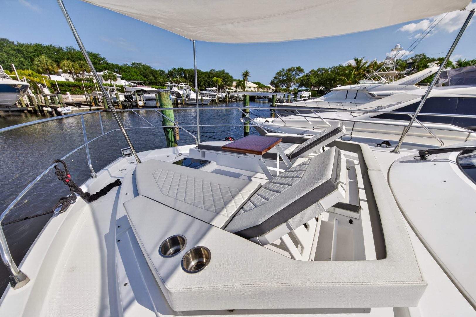 2023 Cruisers Yachts 50 CANTIUS - Image 8