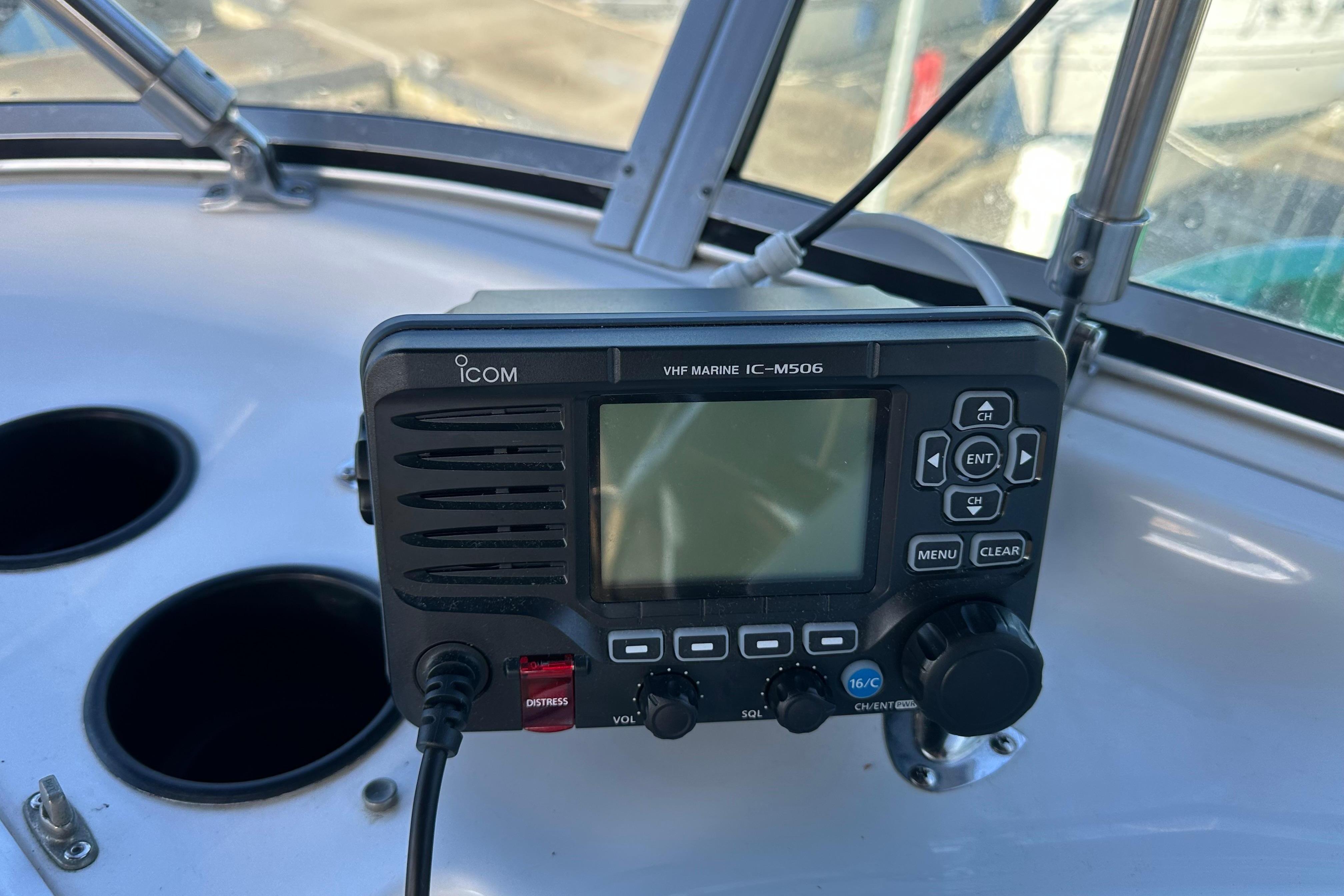 VHF marine radio on 2000 Bayliner 4087 Aft Cabin Motoryacht dashboard.