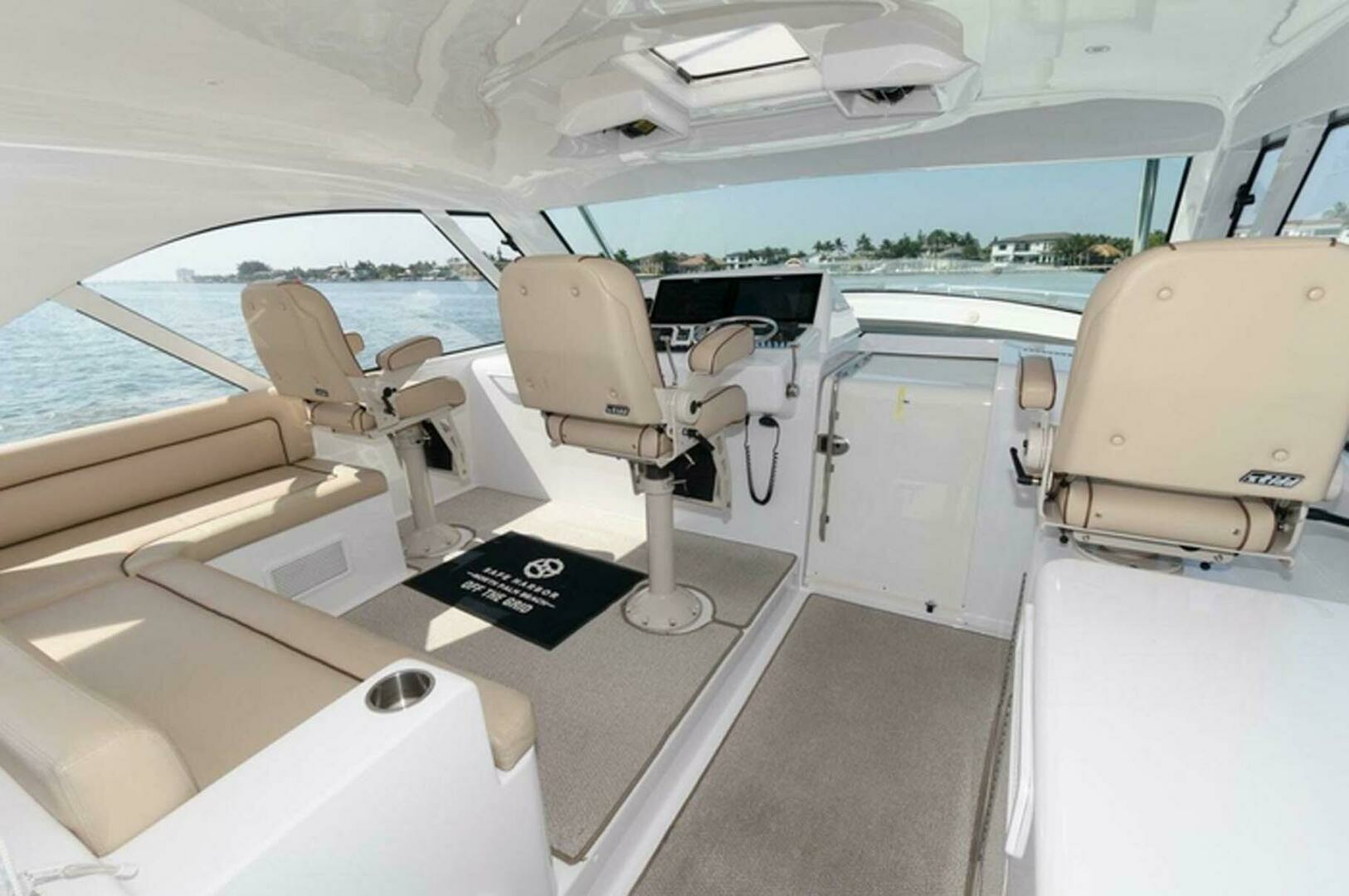 2015 Hatteras Express Sportfish - Image 18