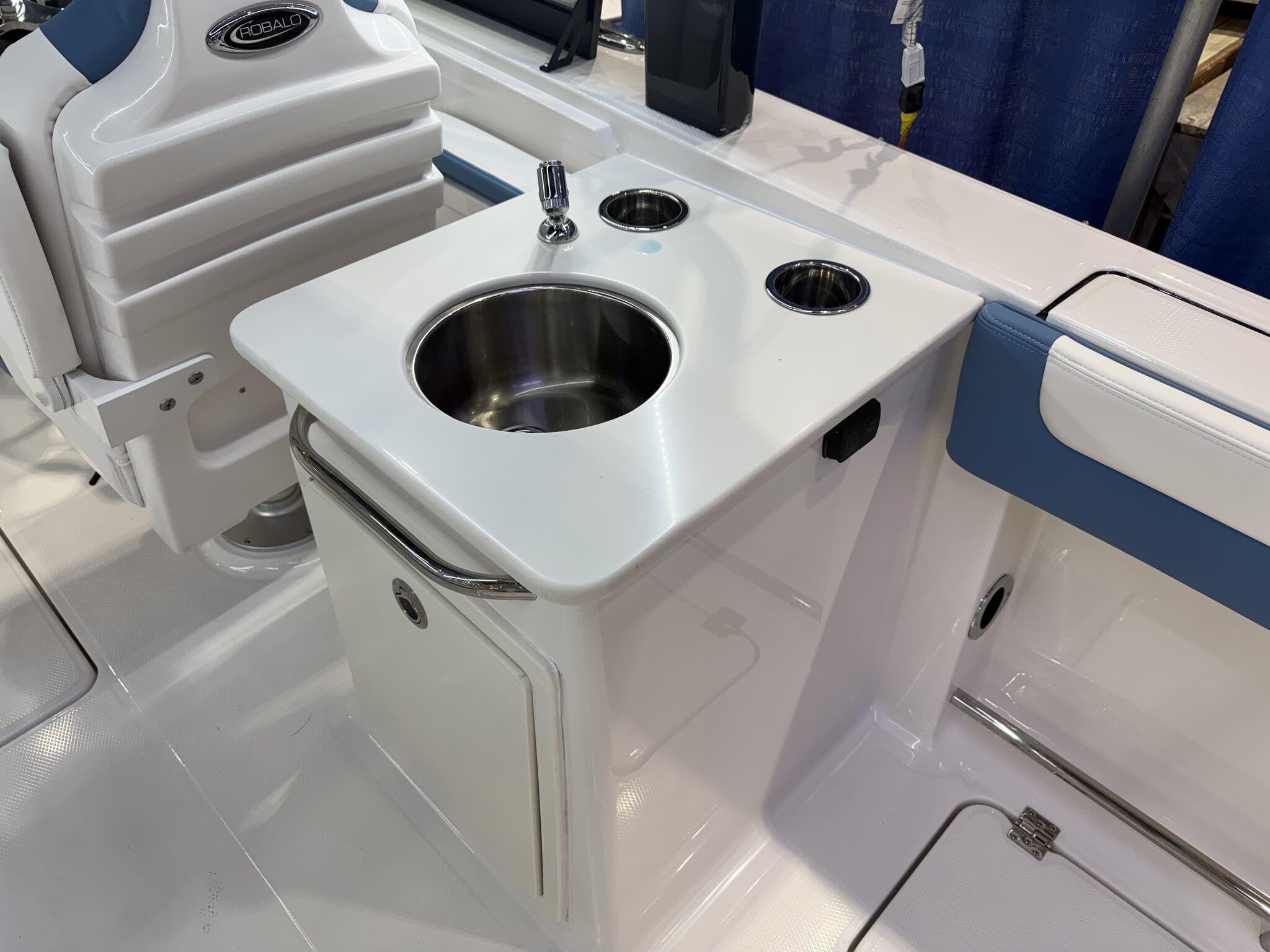 2026 Robalo Dual Console R 257 - 3