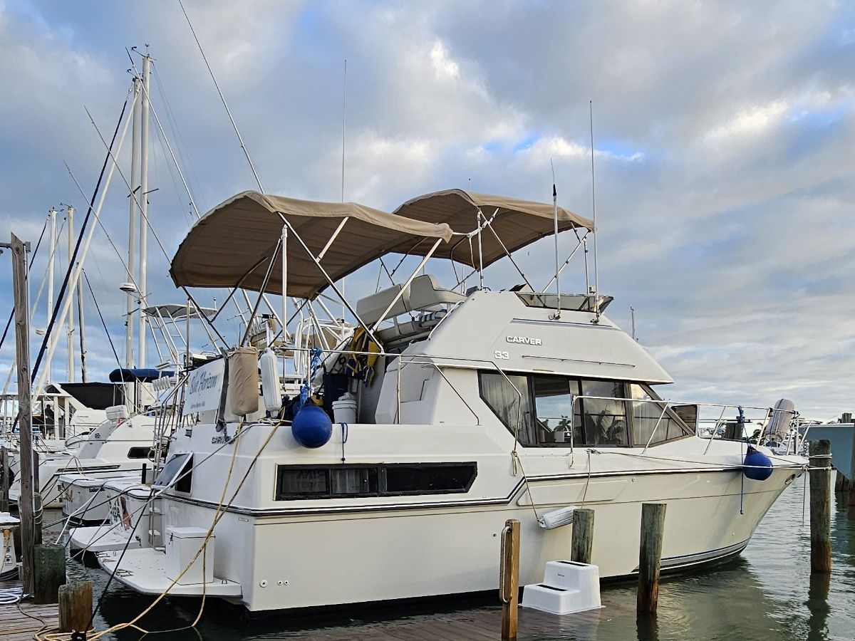 1997 Carver 33 Aft