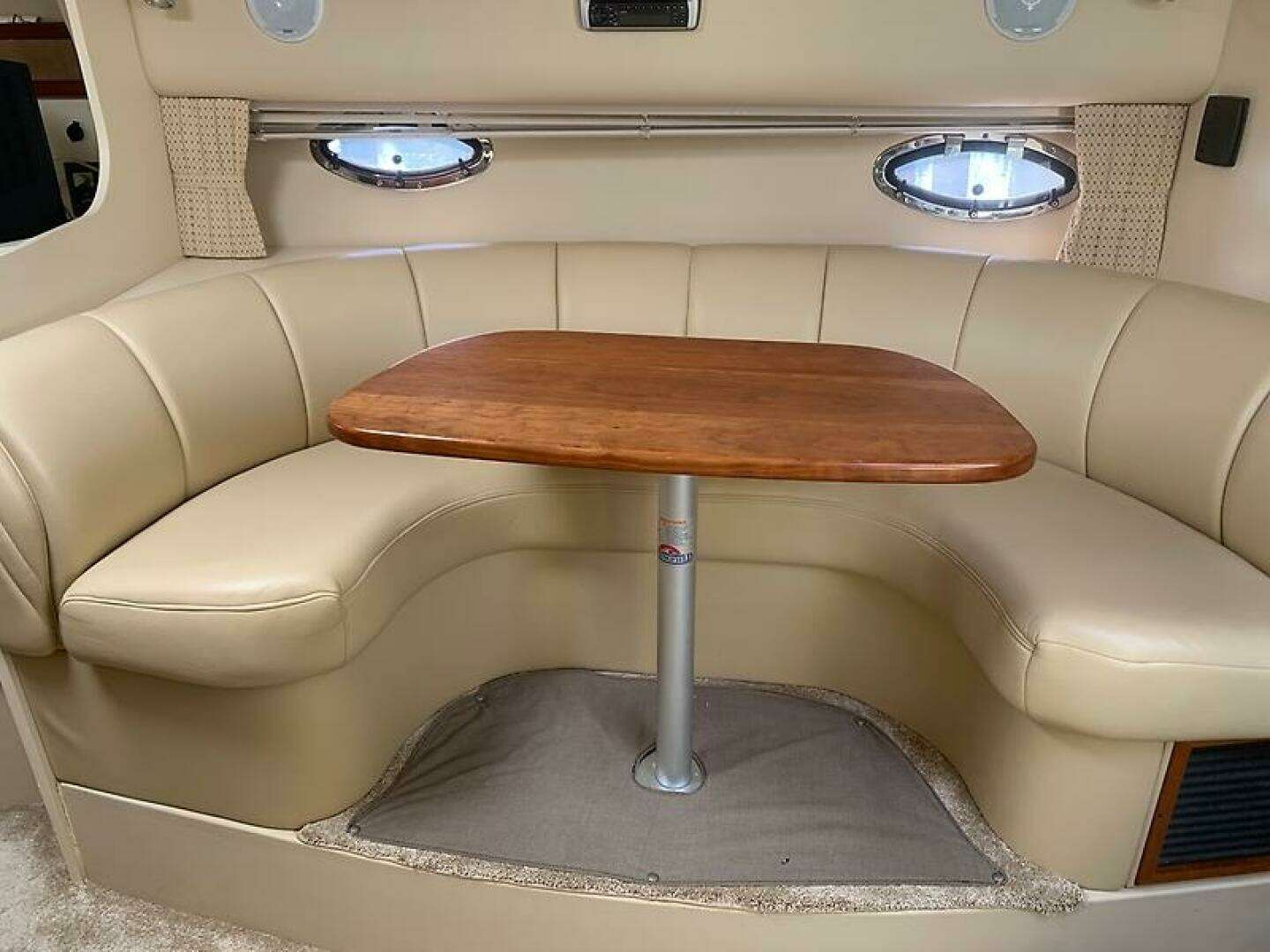 2003 Cruisers Yachts 3372 Express - Image 21