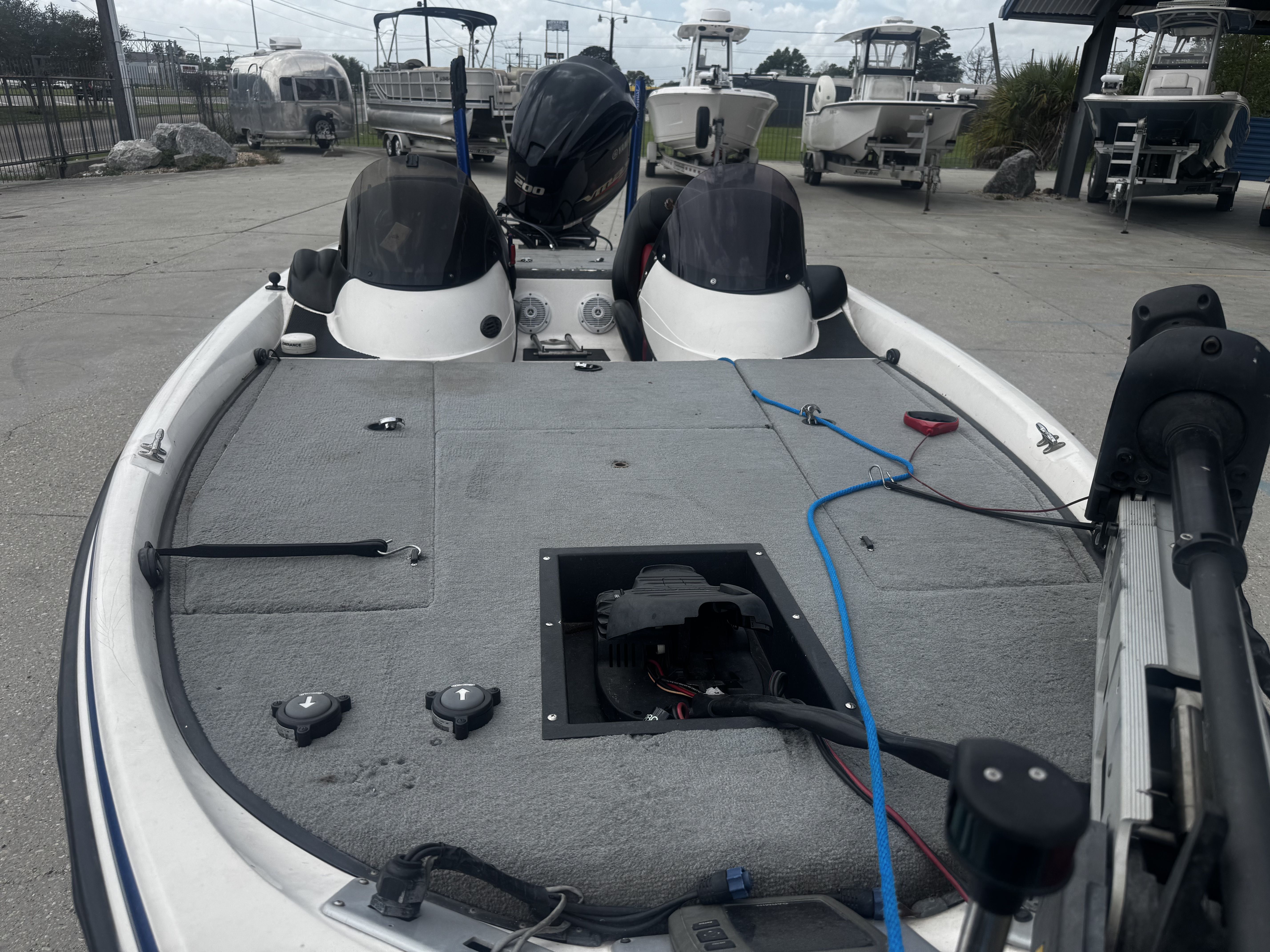 2006 Stratos 285 Pro XL boat parked in a lot.