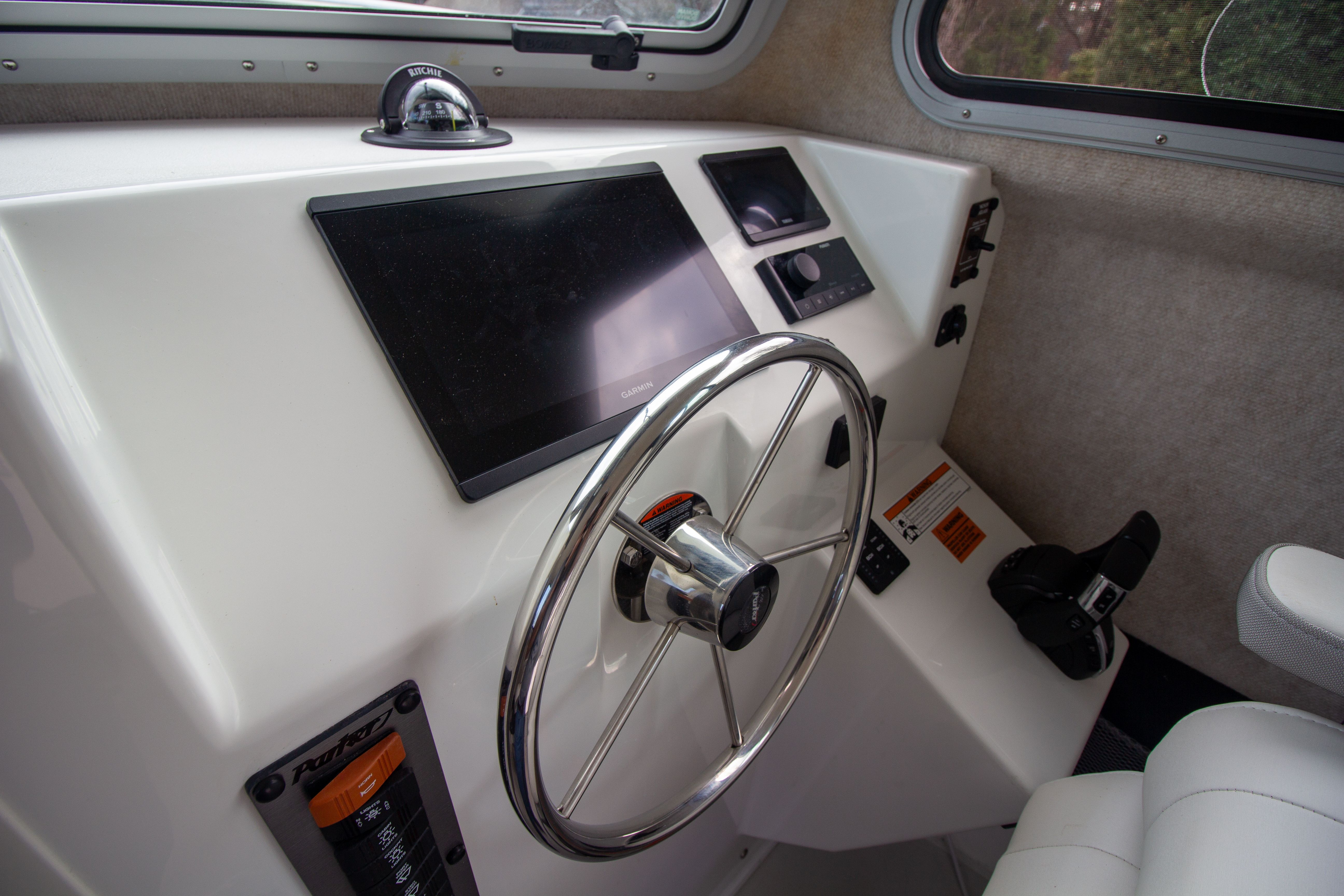 Interior view of Parker 2520 XLD Sport Cabin 2022 helm.