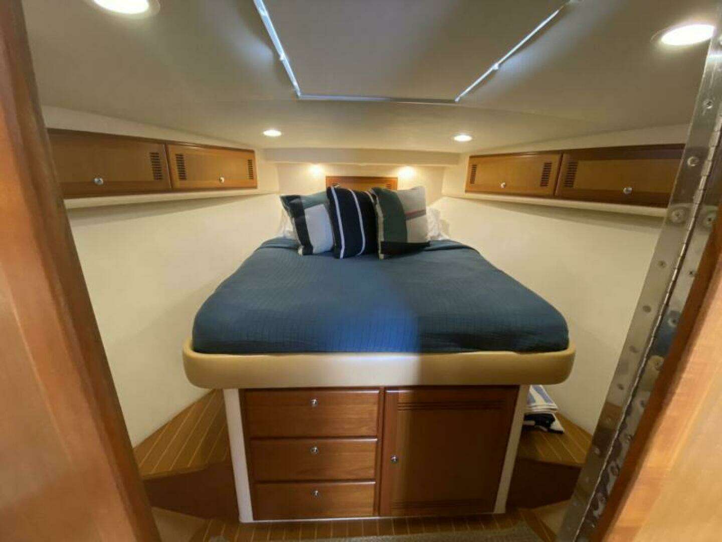 2006 Cabo 40 Express - Image 10