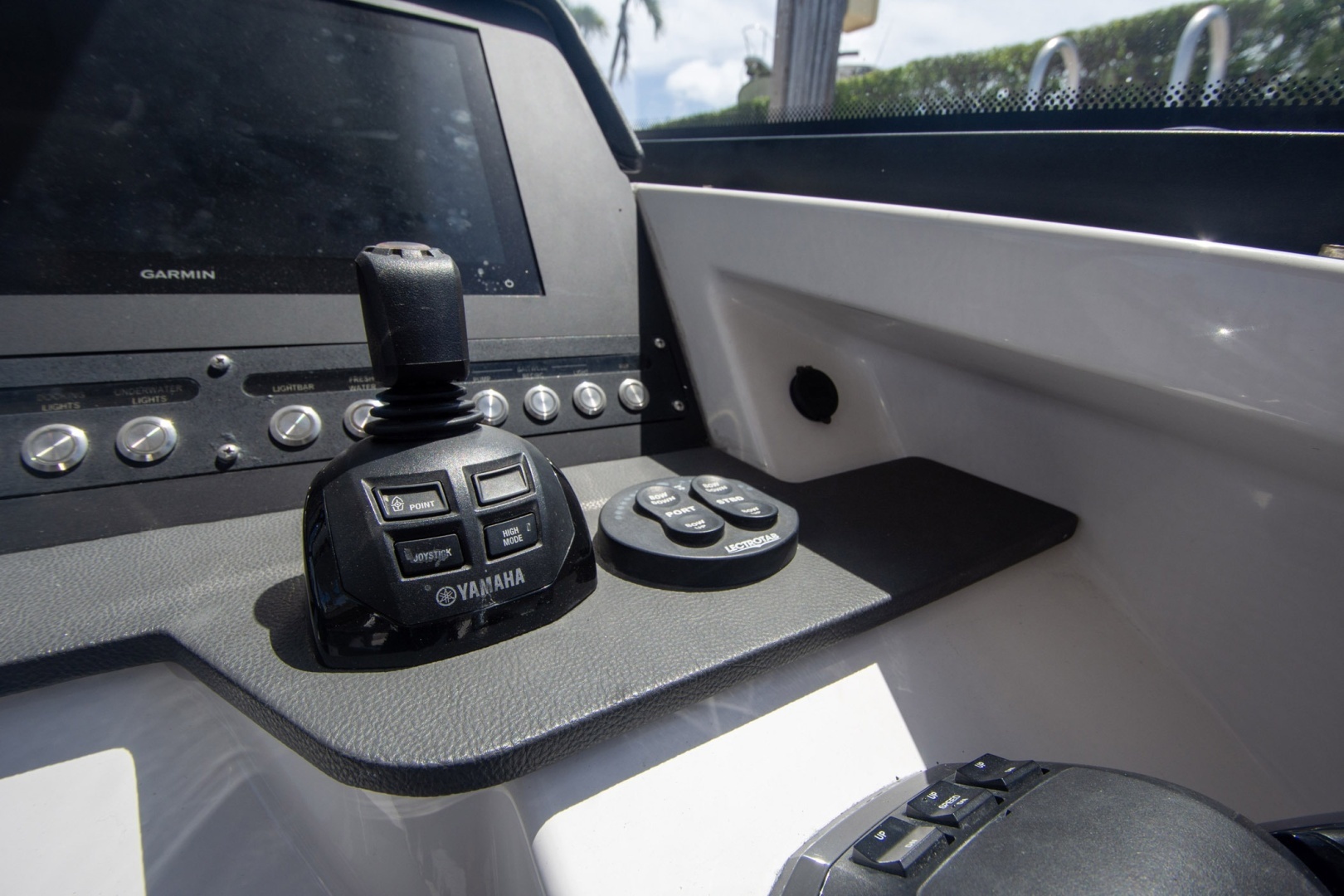 2019 Everglades 340 Dual Console - Image 3