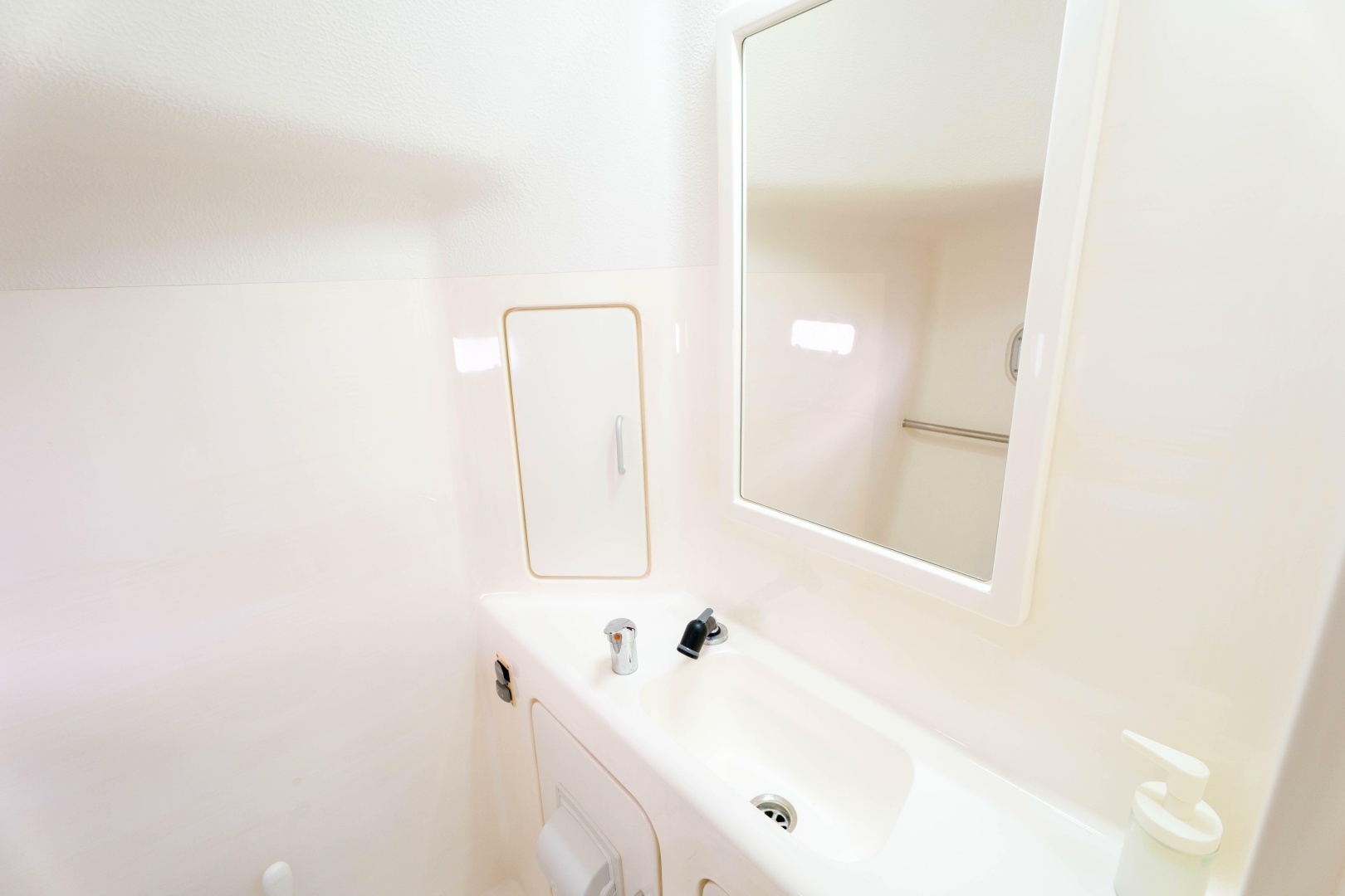 2011 Voyage Yachts 520 - Image 41