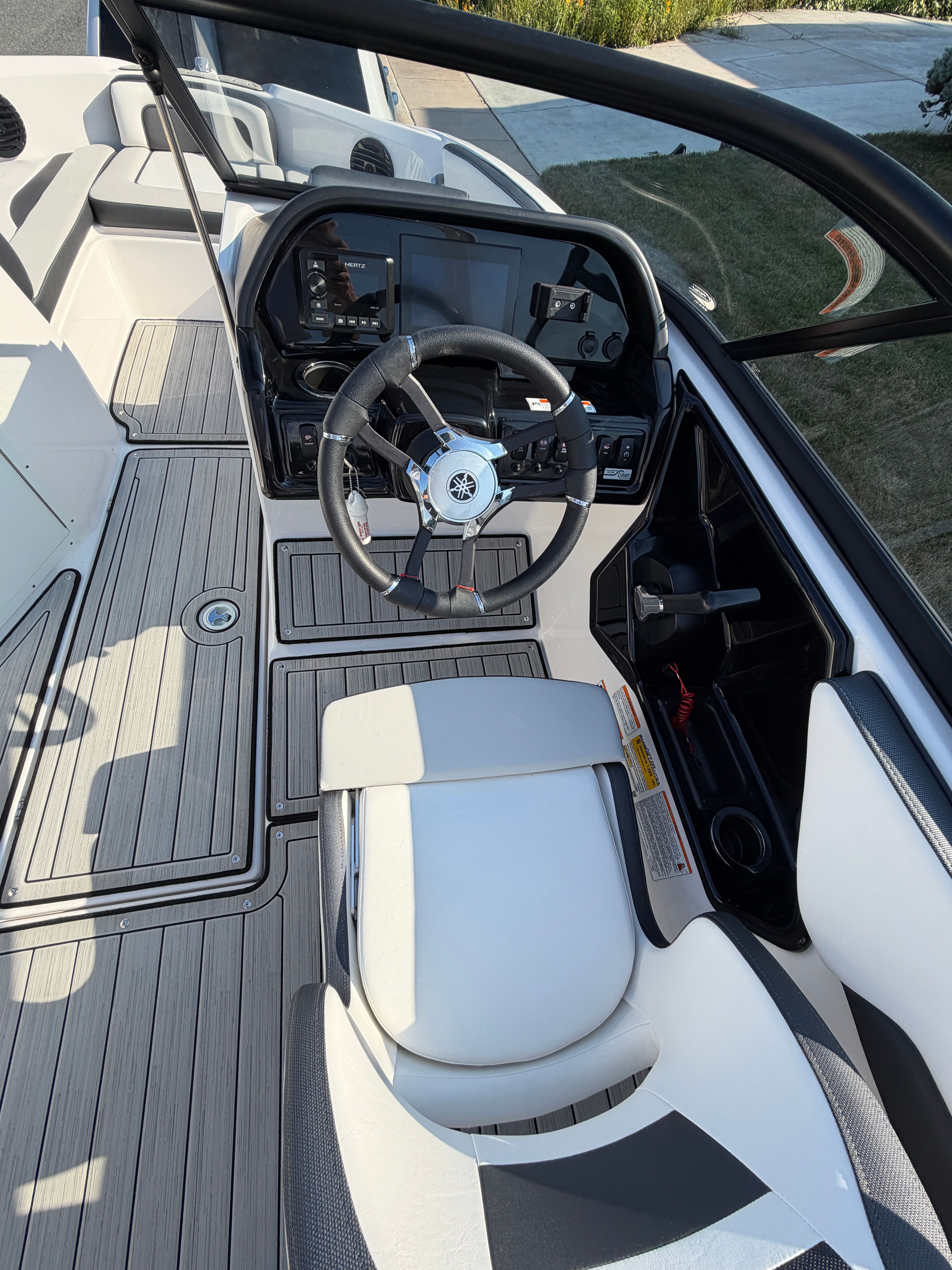 The image shows the cockpit of a 2023 Yamaha 195S boat with a modern helm.