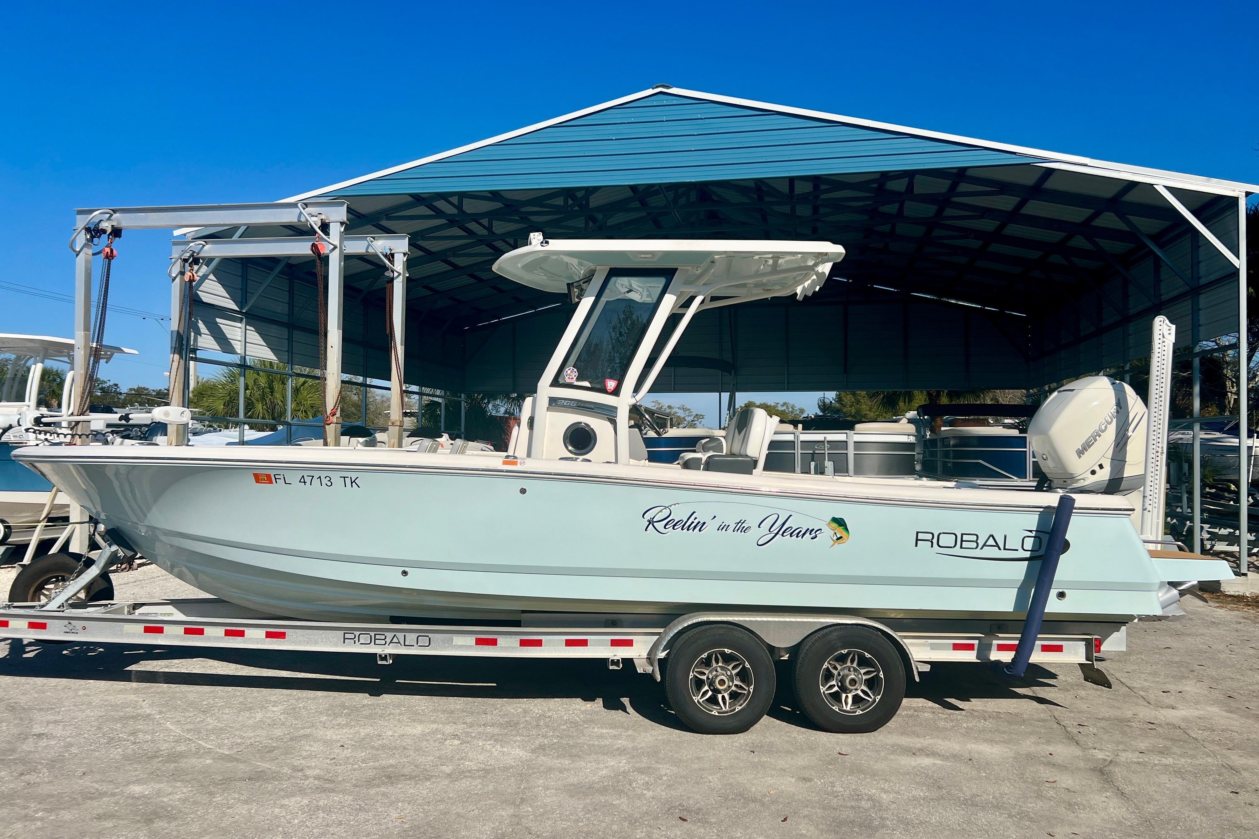 2023 Robalo 266 Cayman