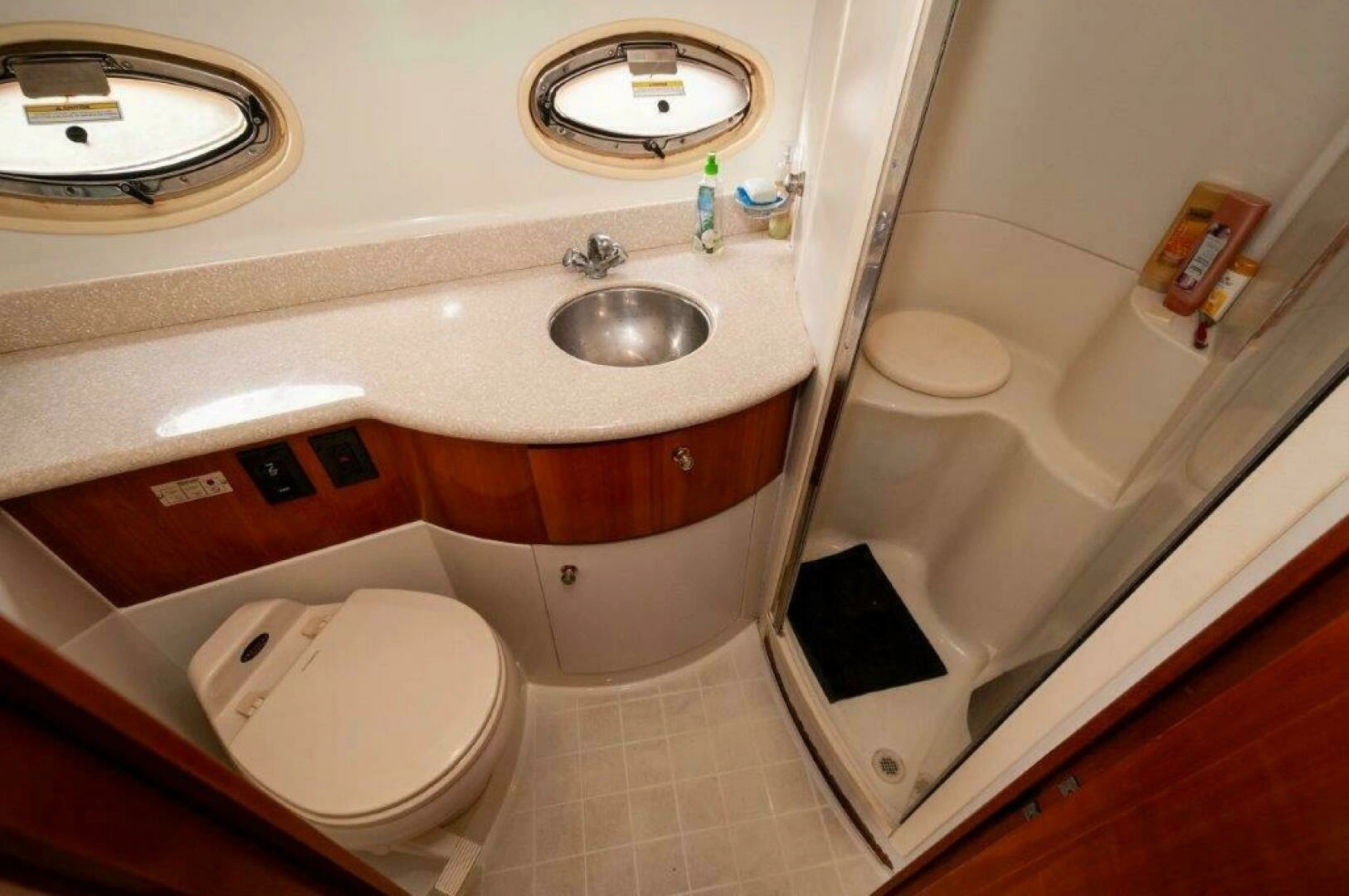 2002 Carver 444 Cockpit Motor Yacht - Image 18