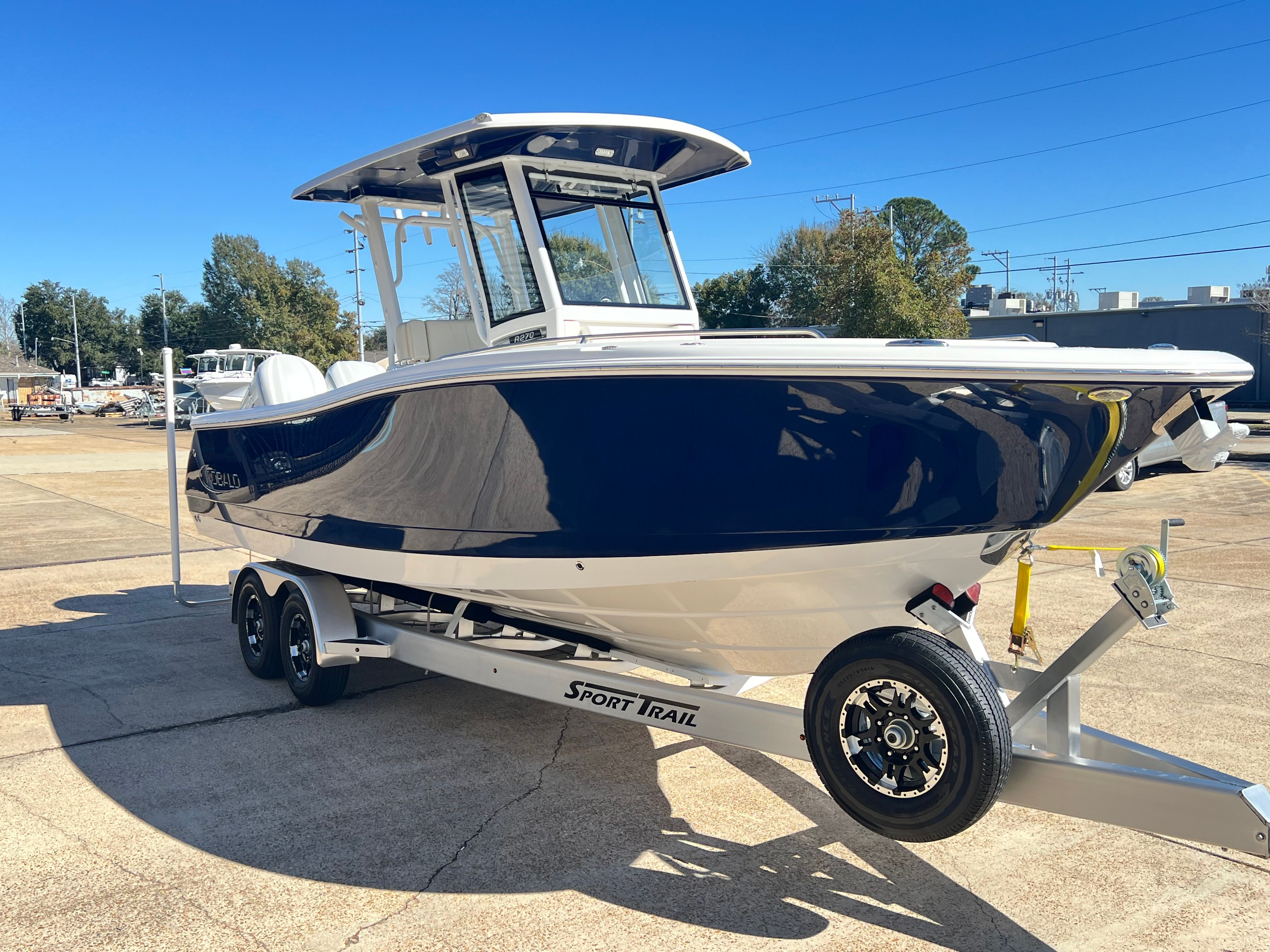 2026 Robalo R270 Center Console - 3