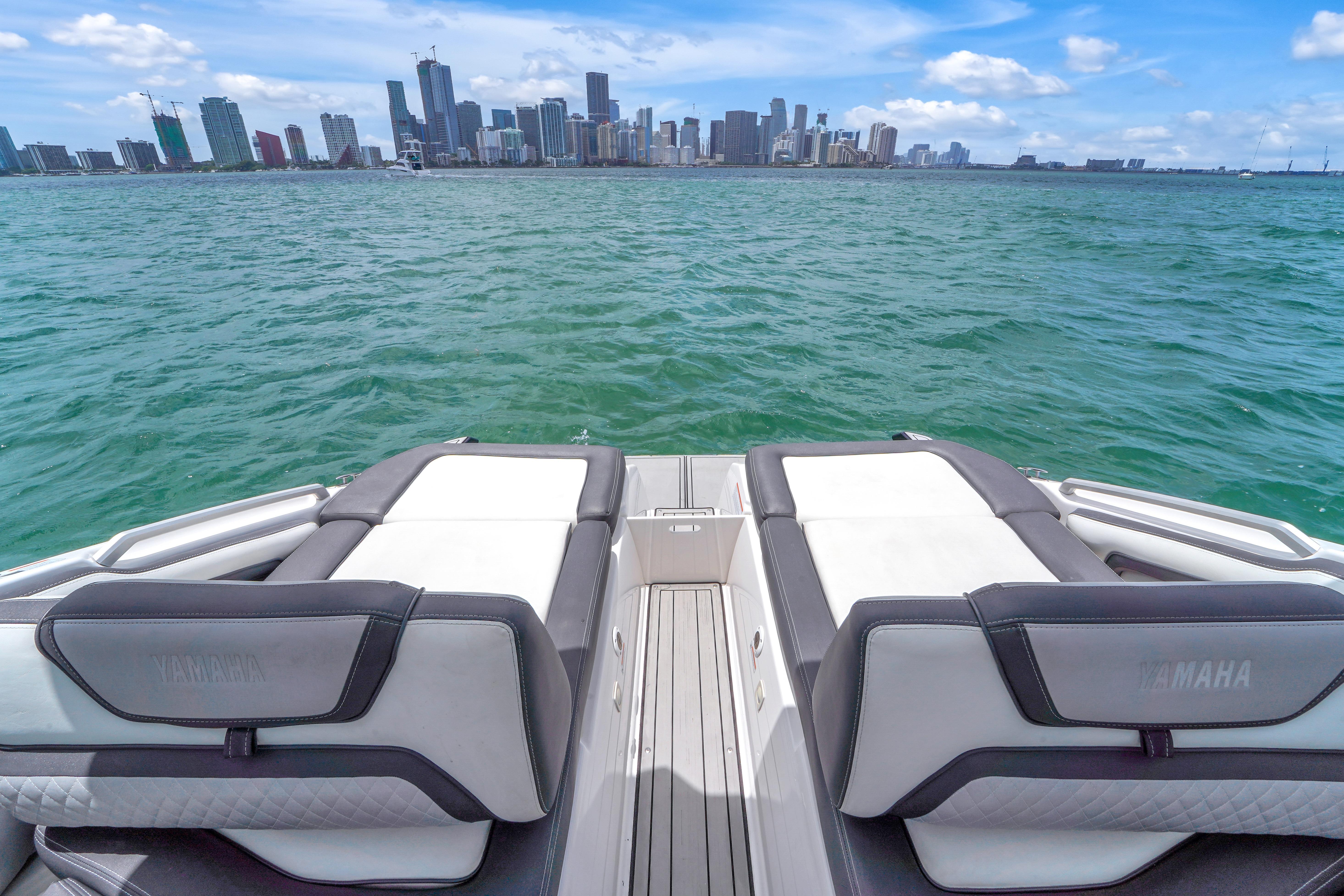 2021 Yamaha Boats 275SD on water with city skyline in background.