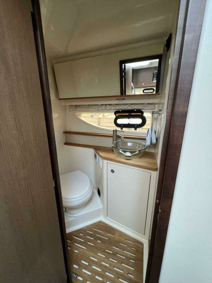 2019 Sea Ray Sundancer 350 Coupe - Image 30