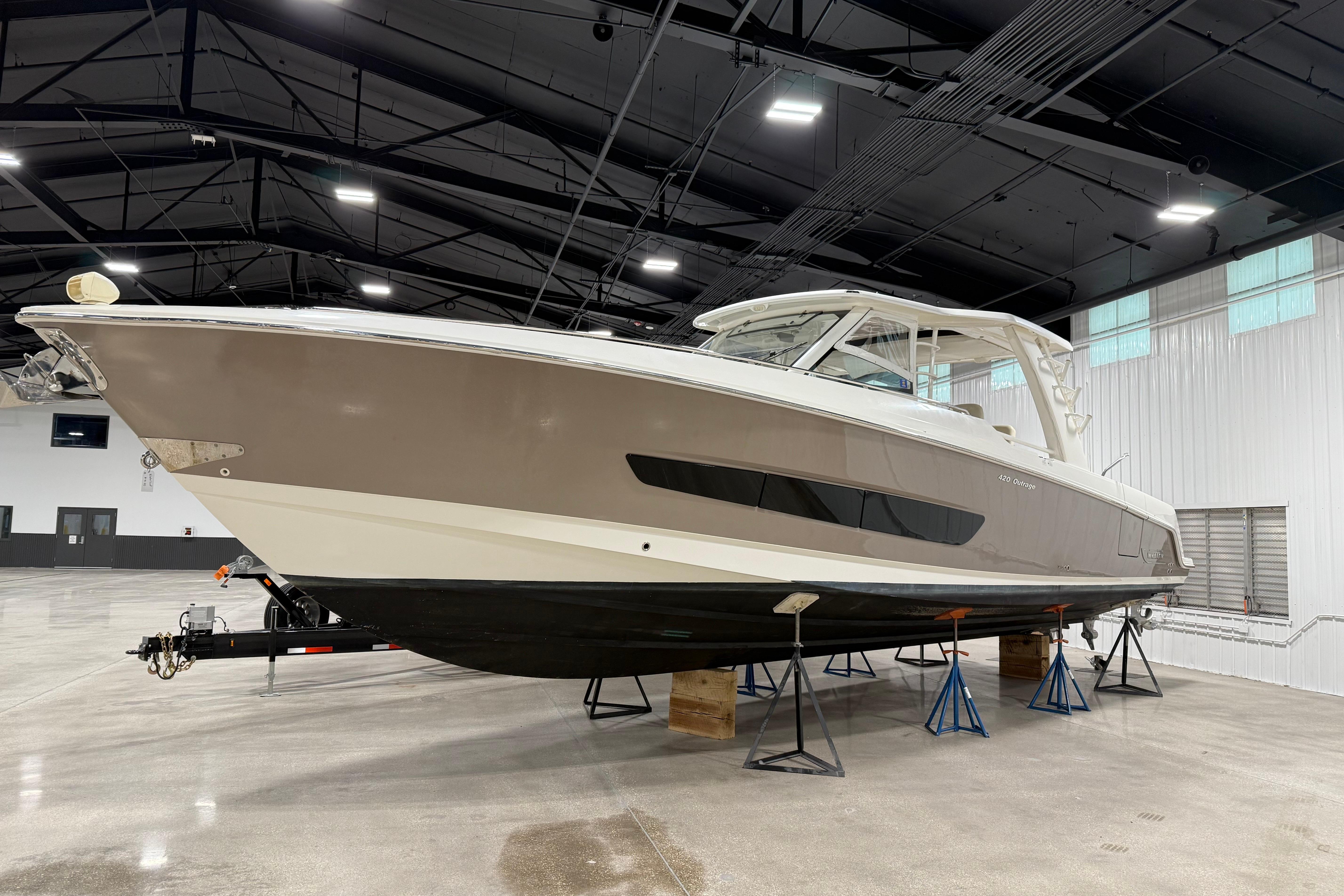 2016 Boston Whaler 420 Outrage