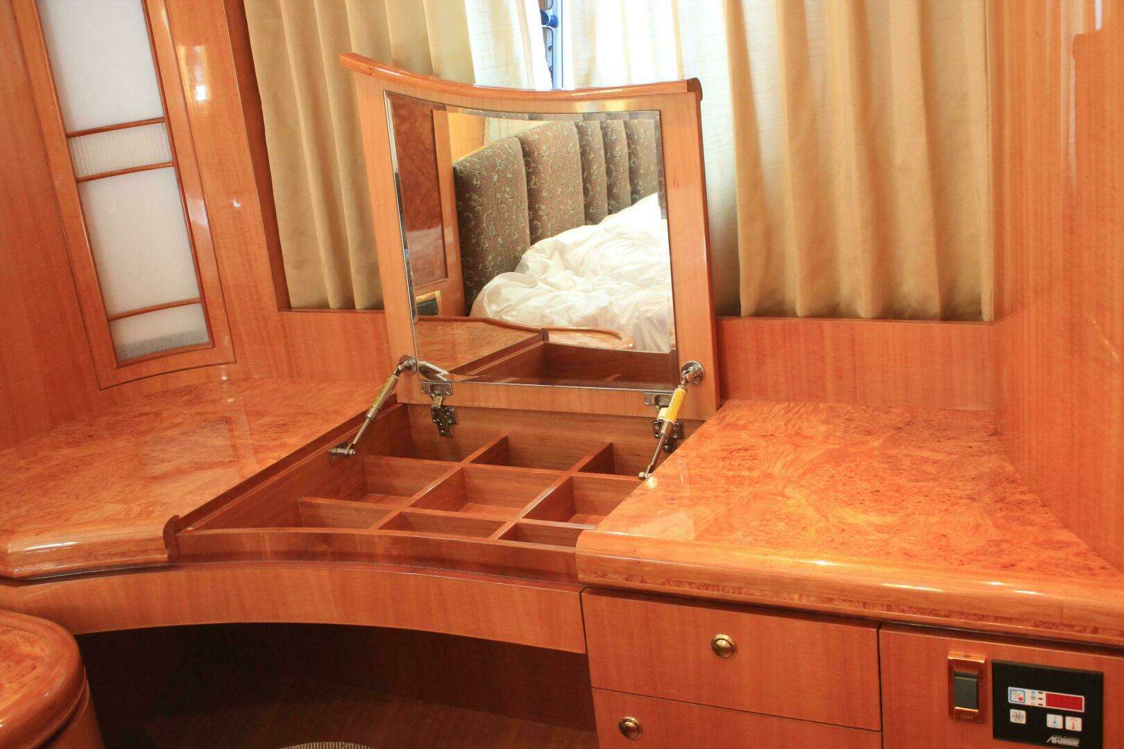 2004 Horizon P70 - Image 33