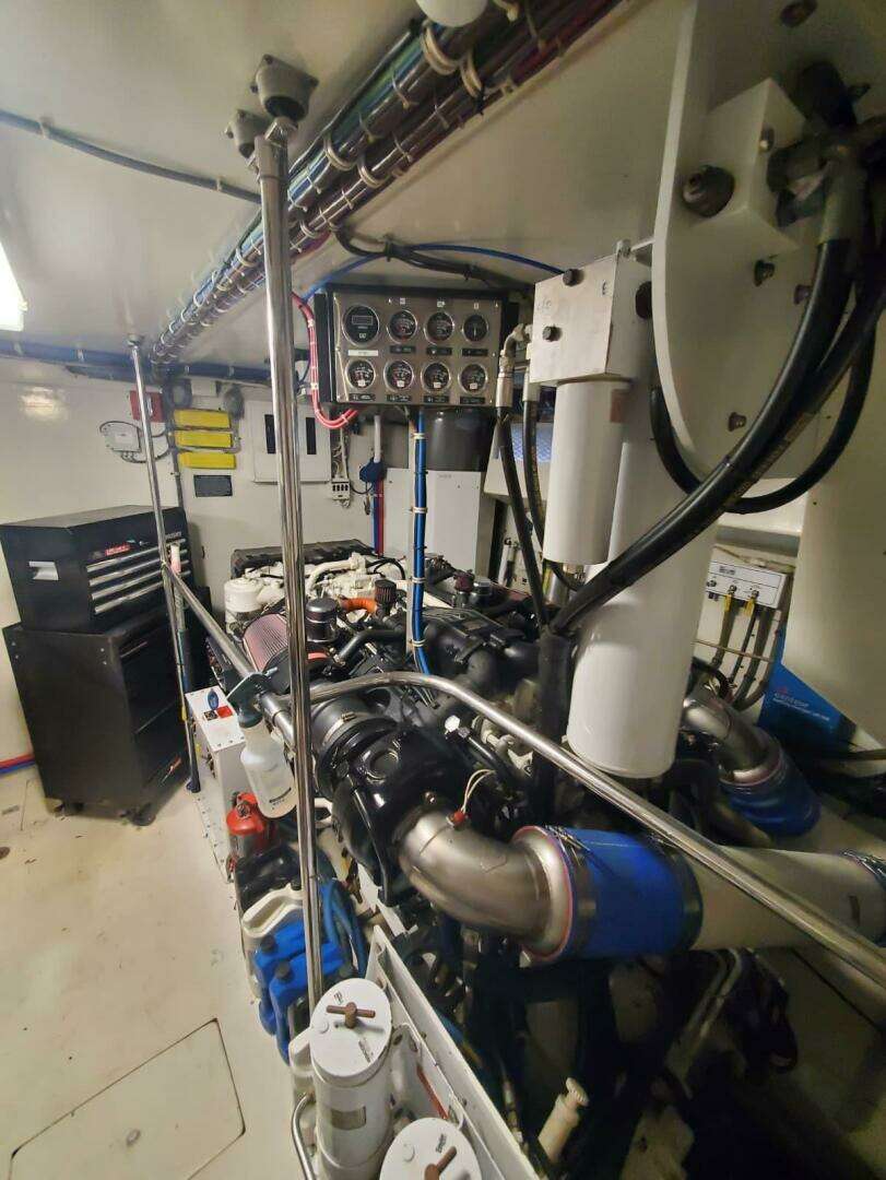 2000 Hatteras 75 Sport Deck - Image 25