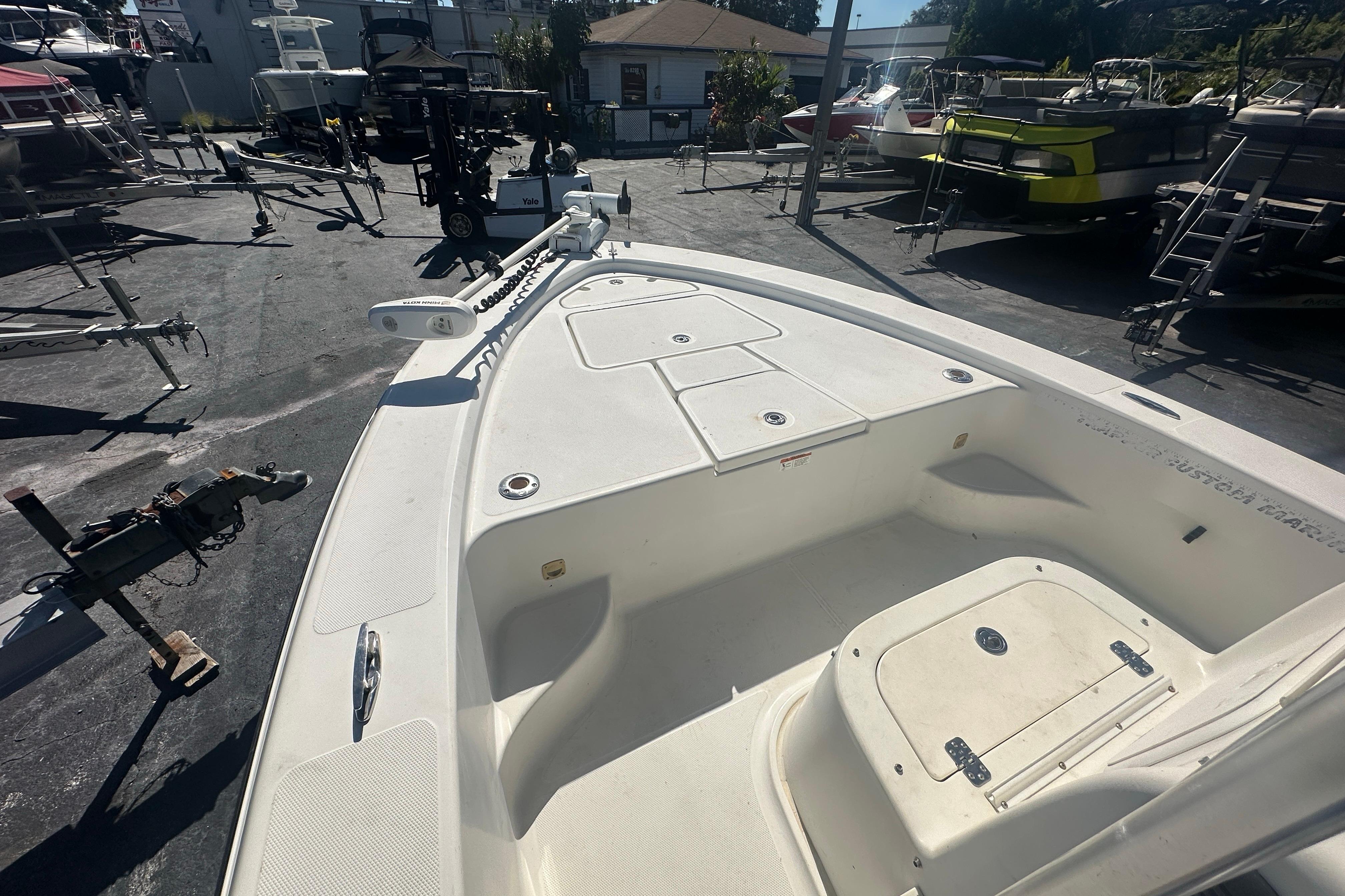 2003 Hydra-Sports 19 Bay Bolt boat interior, showcasing spacious deck and storage compartments.