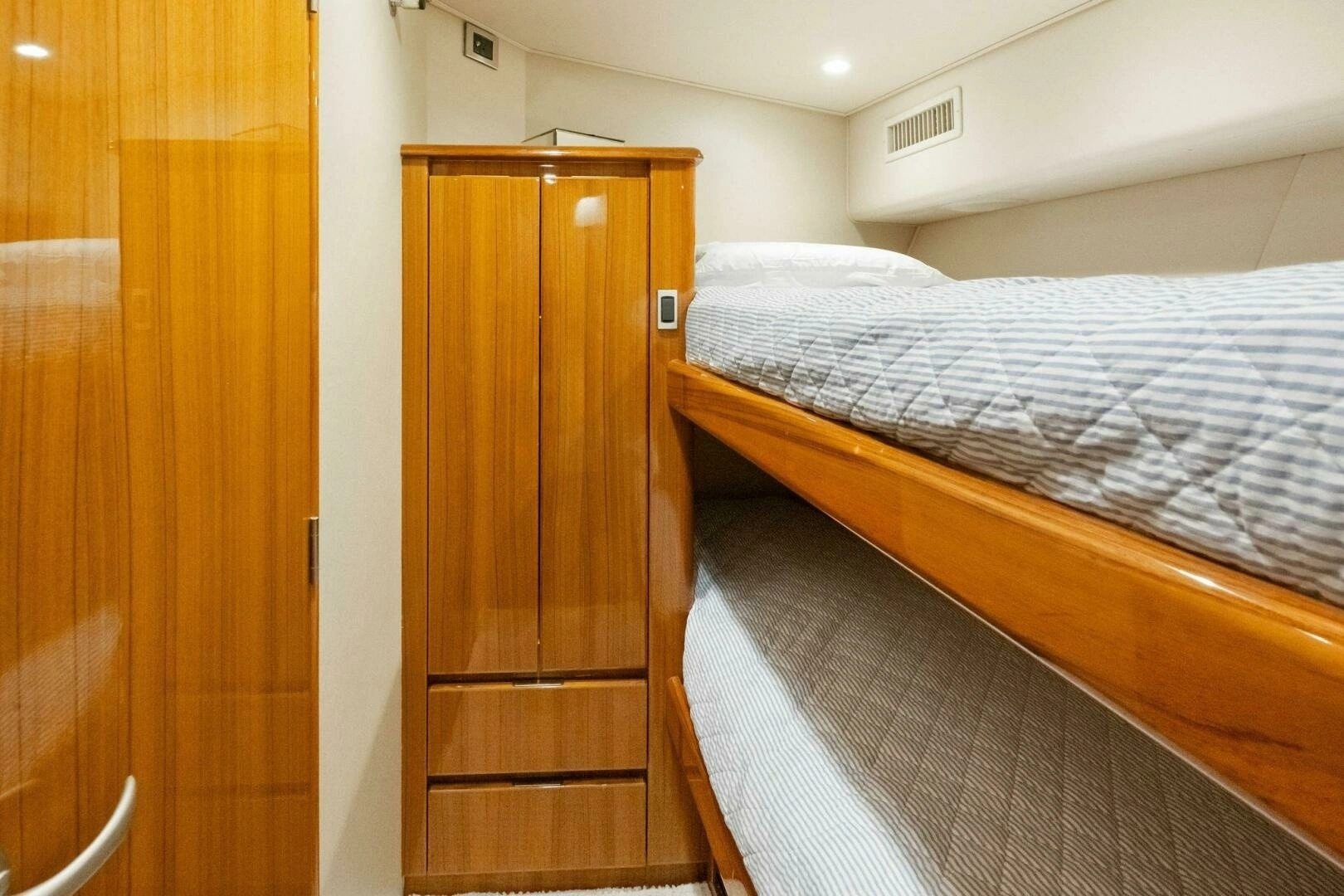 2015 Viking 52 OPEN - Image 46
