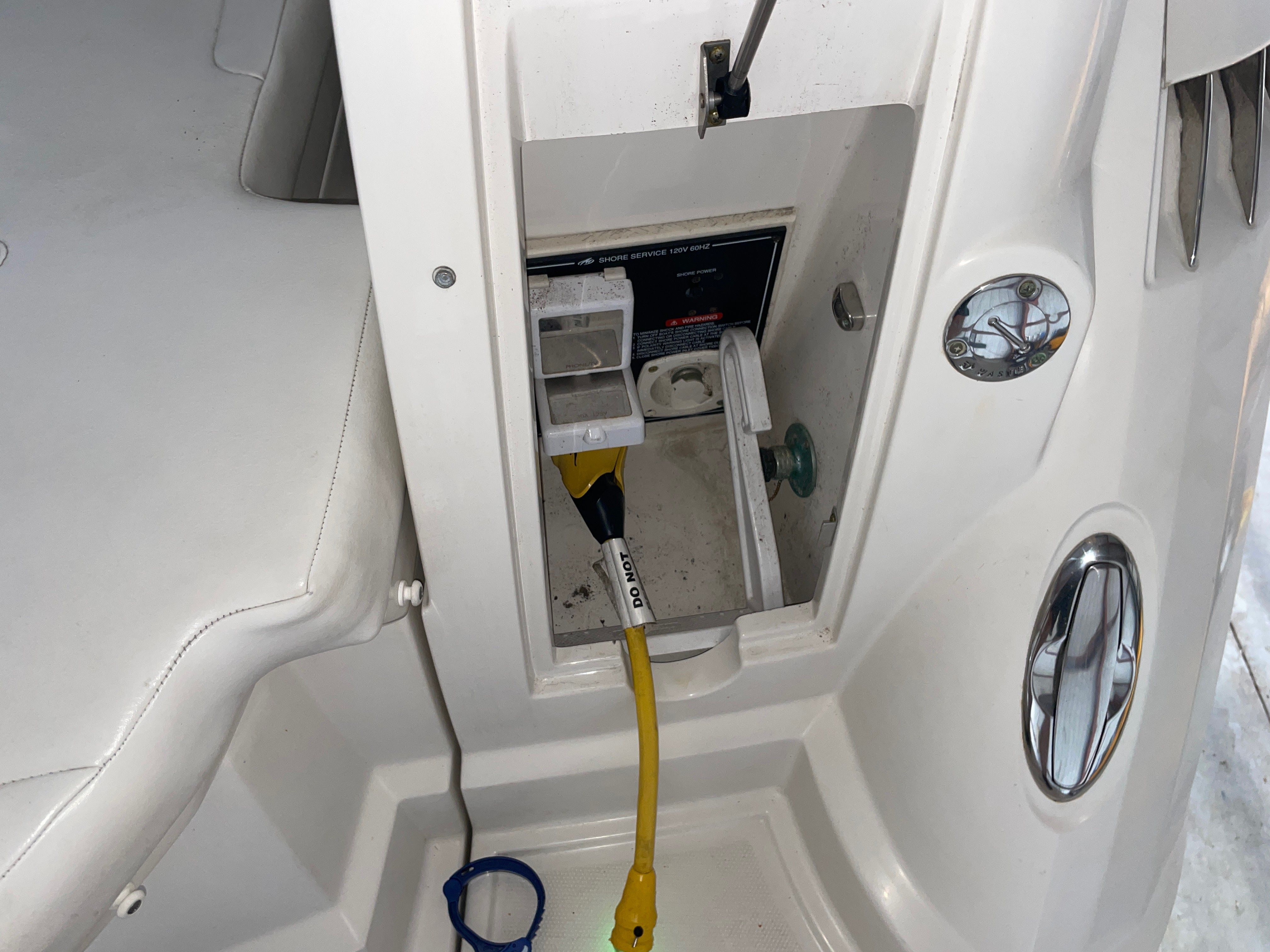 Monterey 280 Sport Cruiser 2010 with open power connection.