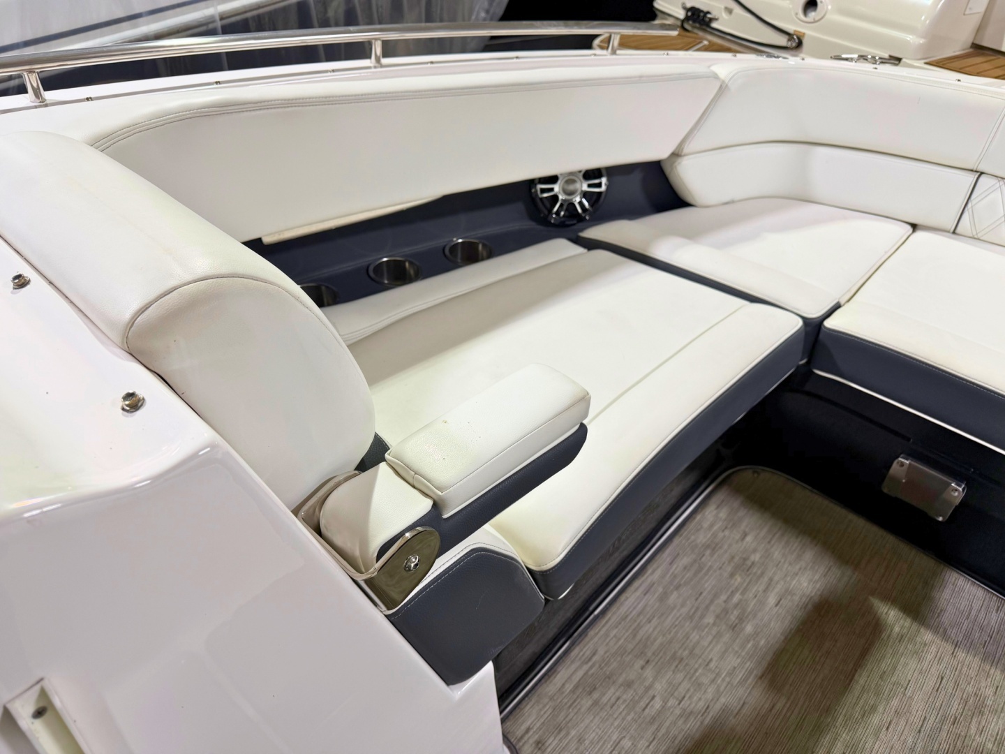 2019 Regal 2800 Bowrider - Image 3