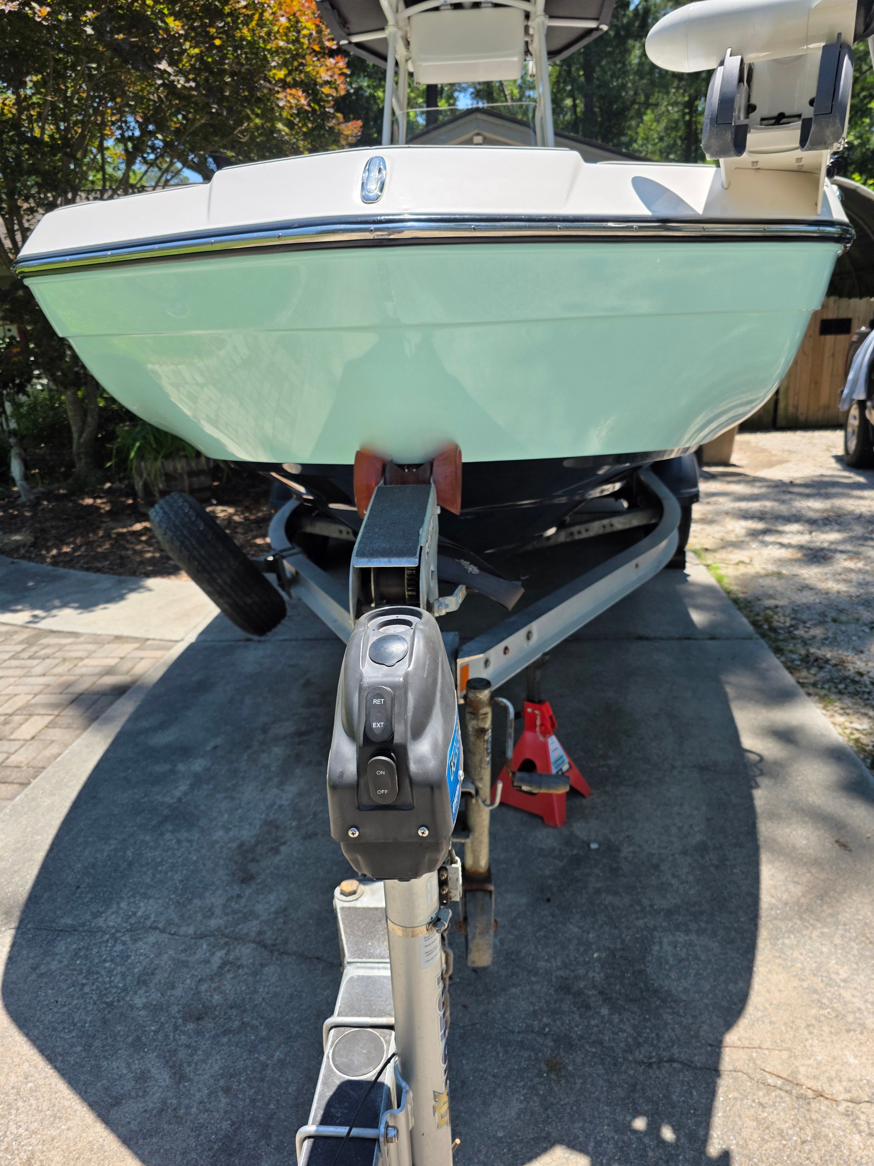 Yamaha 210 FSH Sport 2020 on trailer, front view.